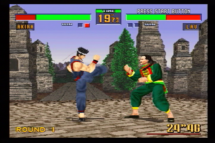 こちらが「バーチャファイター2」。「バーチャファイター2」ではリング外にはじき出されるとラウンドを取られてしまう