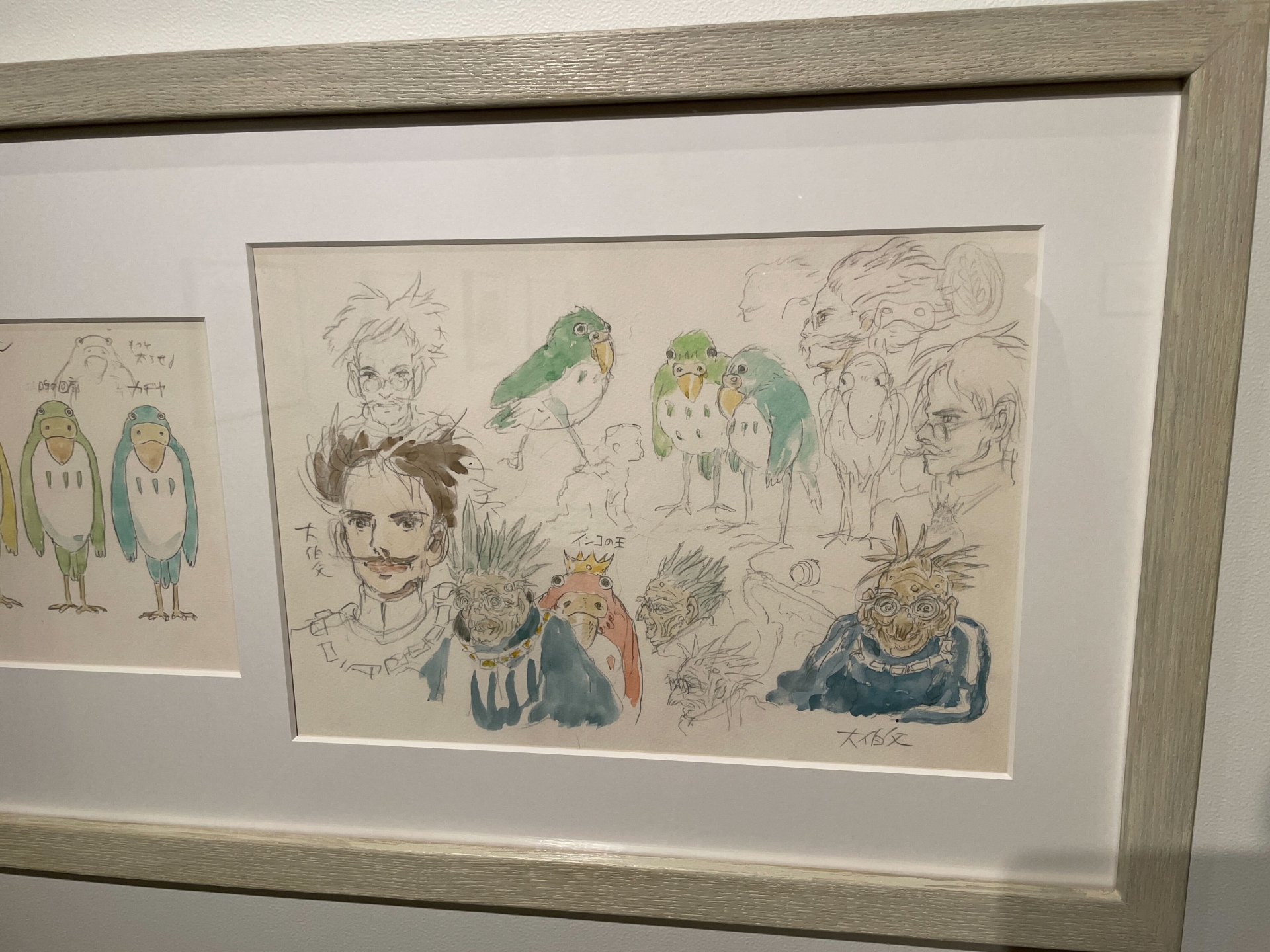 きりこのイメージなど、中には紙が黄ばんでいるものもあるが、これはメインスタッフの席にずっと掲げられていたため。日光やタバコの煙にさらされていたための変色で、そうした時間の経過を感じられる点も見どころのひとつだという