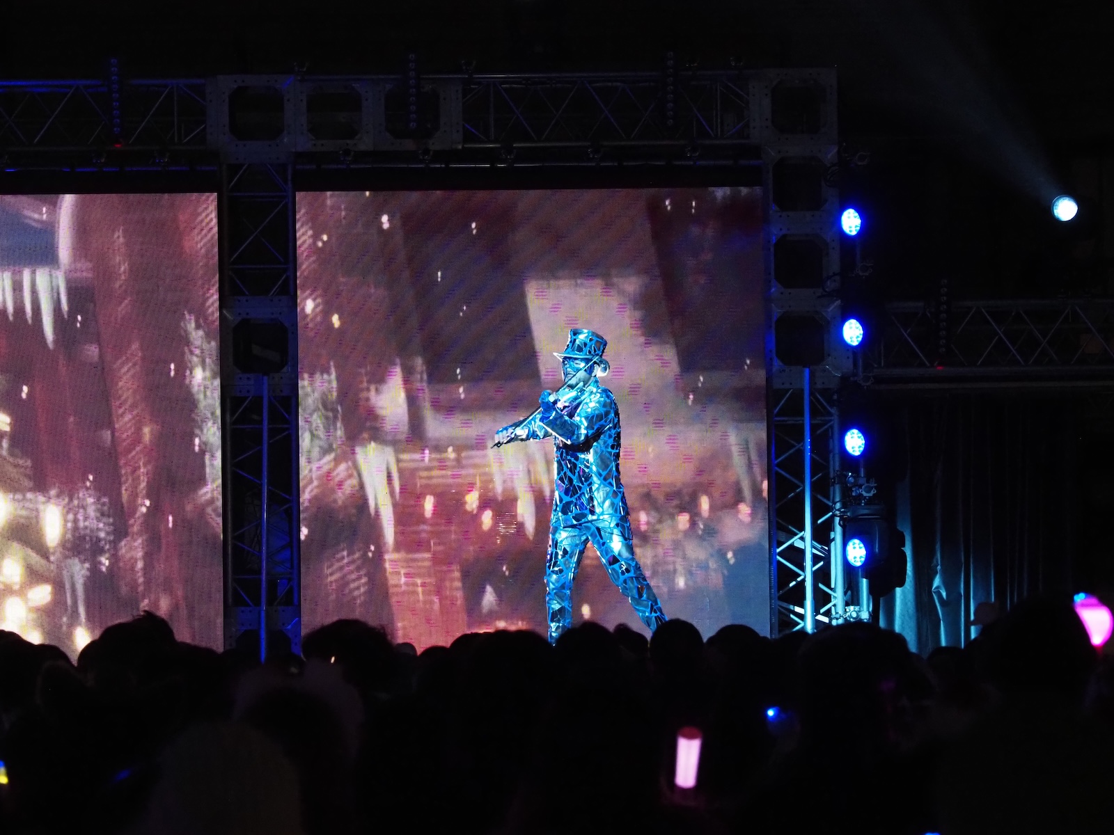 光とともに登場するDJ フロスティ