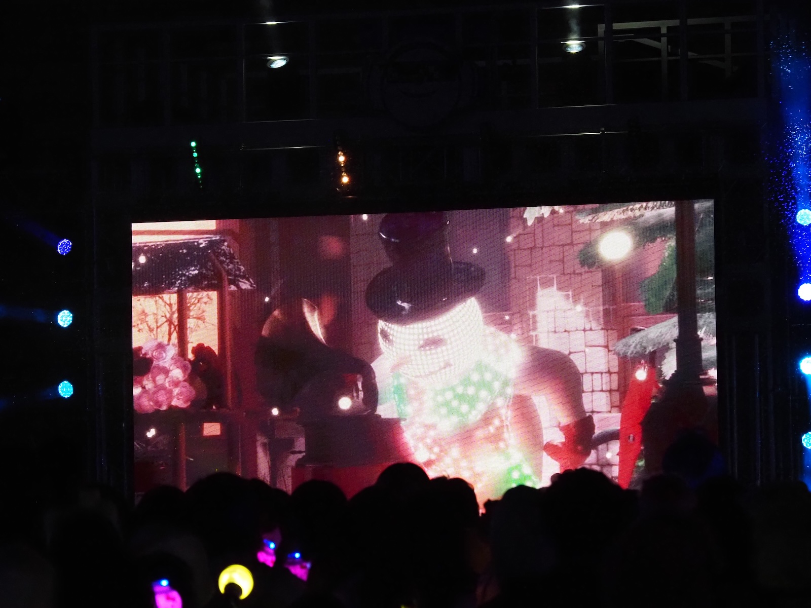 光とともに登場するDJ フロスティ