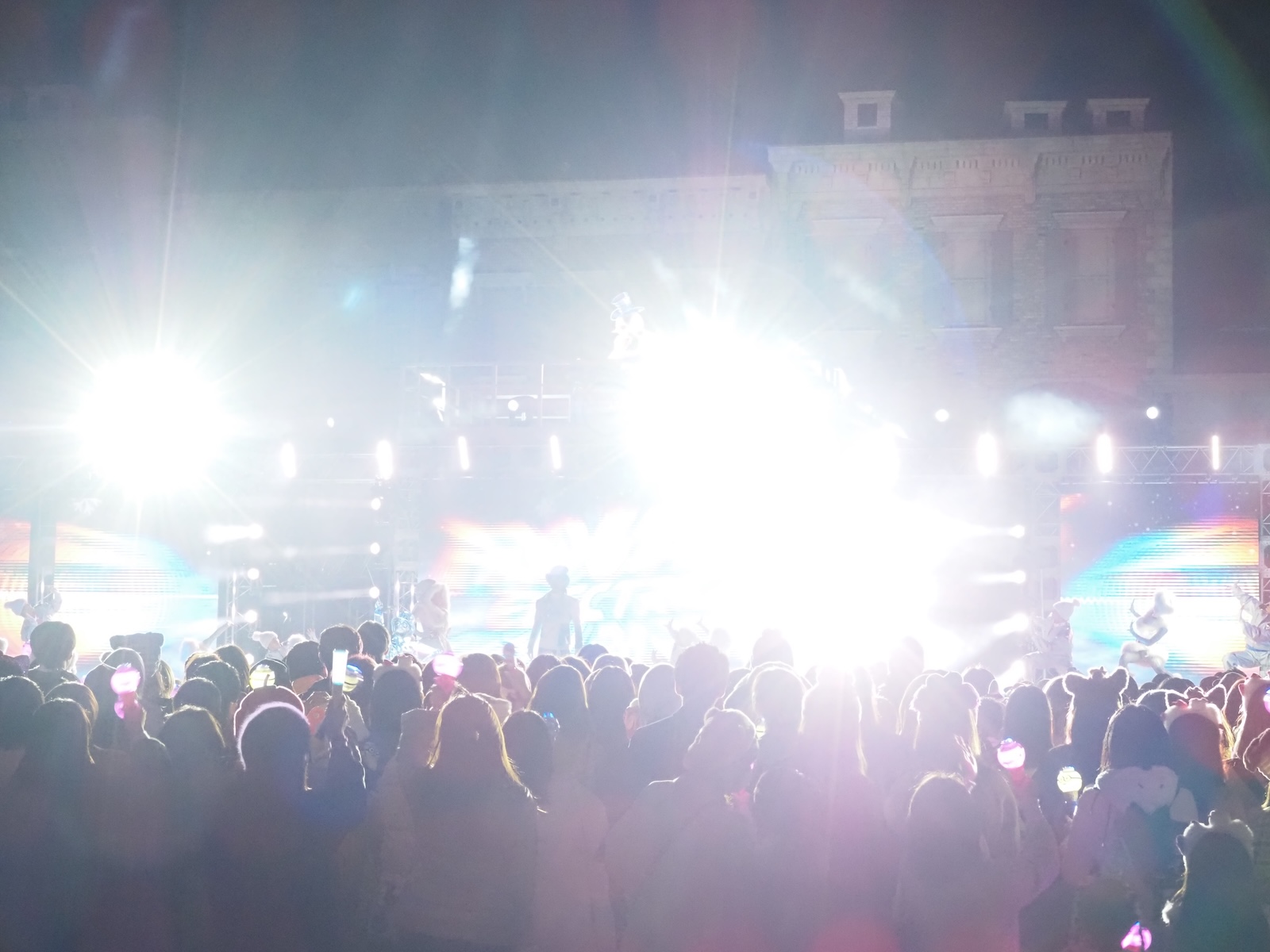 光とともに登場するDJ フロスティ