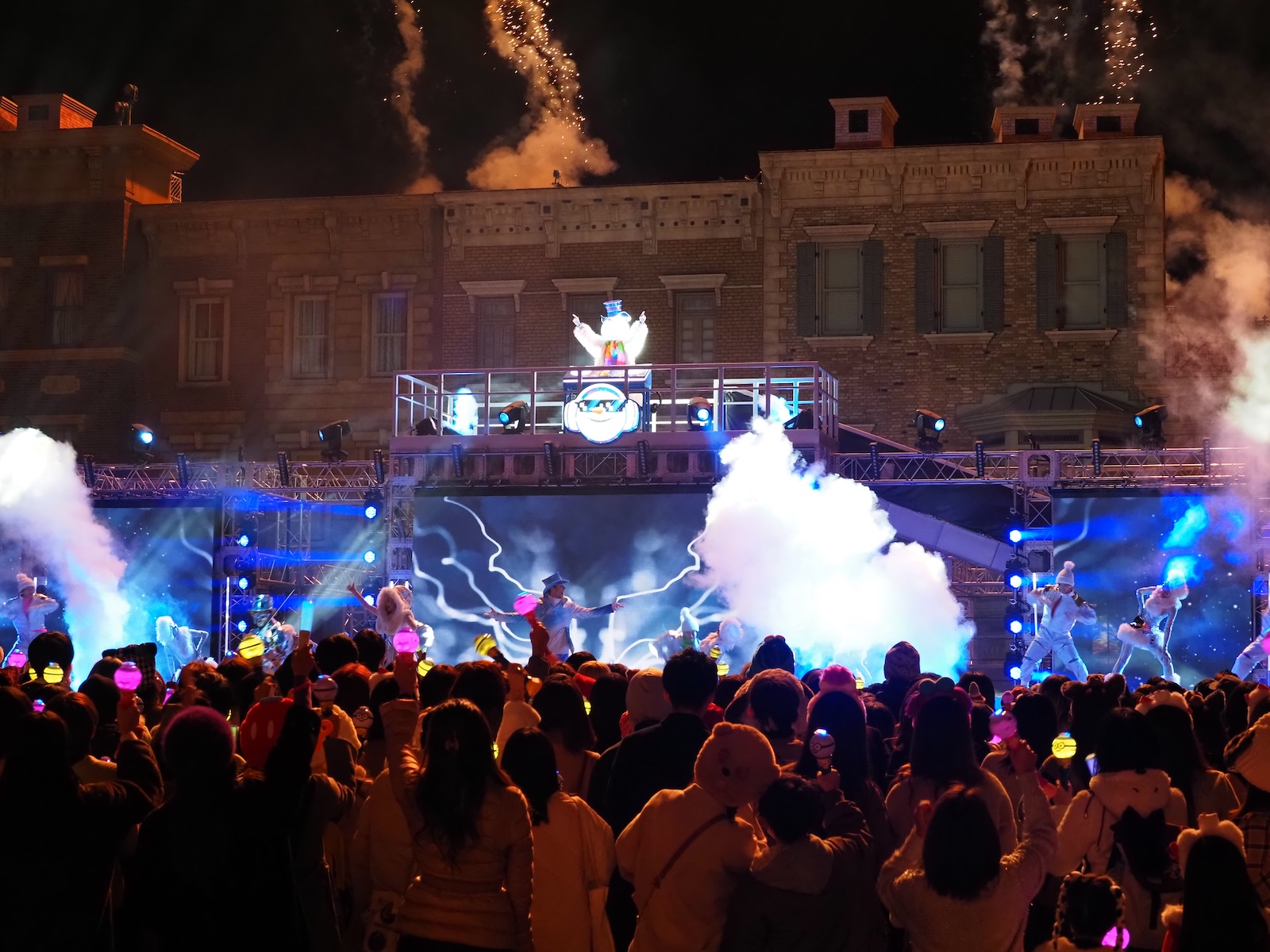 光とともに登場するDJ フロスティ