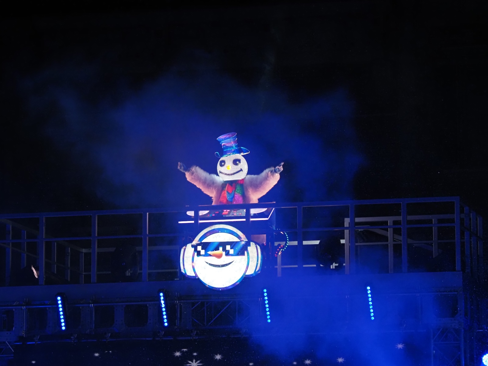 光とともに登場するDJ フロスティ