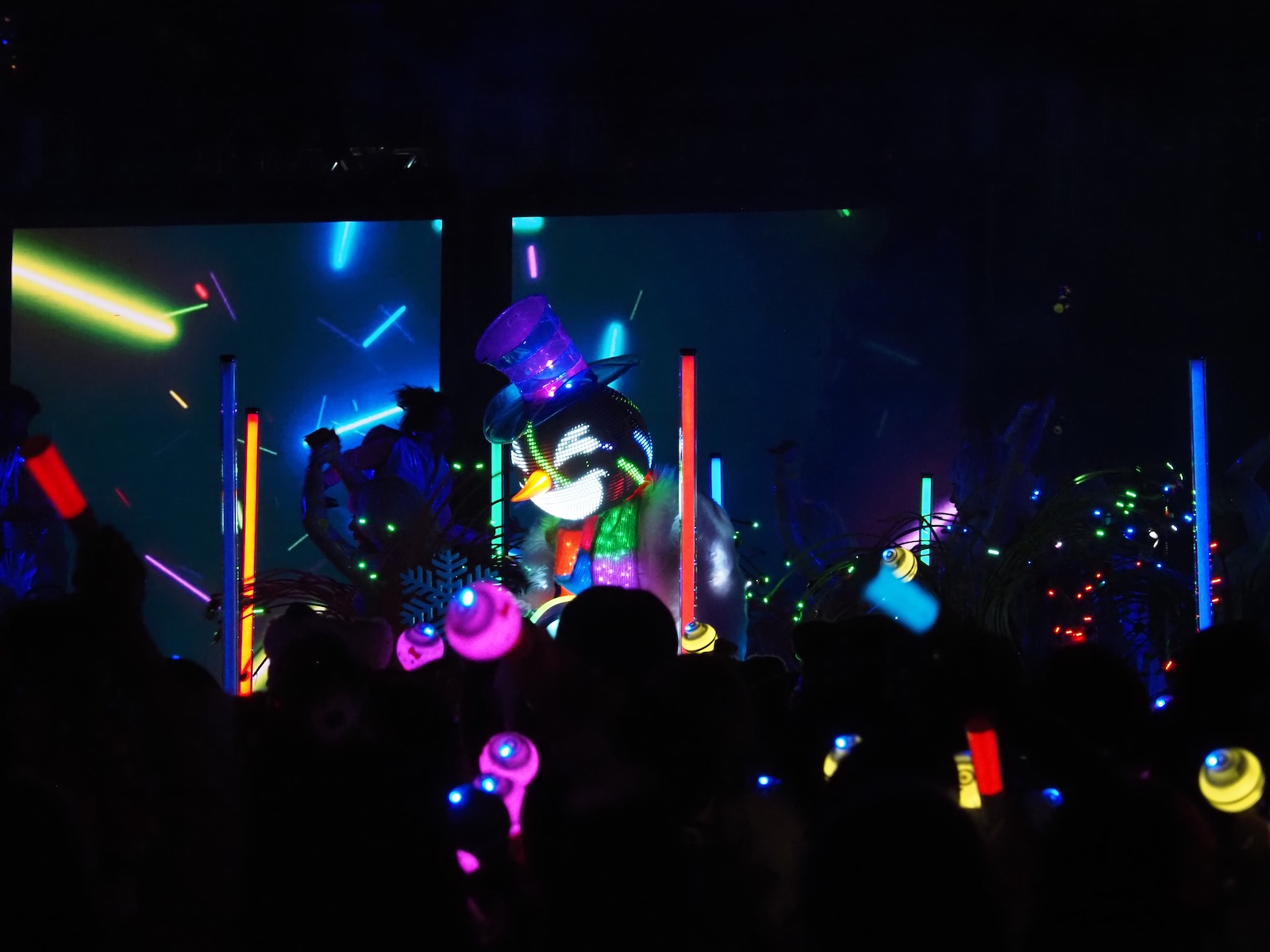 DJ フロスティの表情はコロコロ変わって面白い