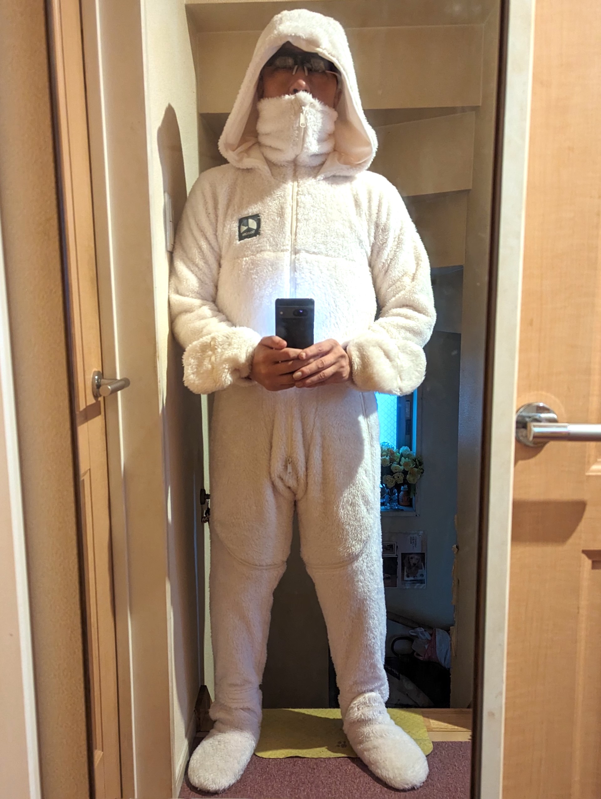 ホワイトモデルは本体材質がブラック/グレーと異なる。なお、こちらのサイズはSサイズのため、若干窮屈に感じた