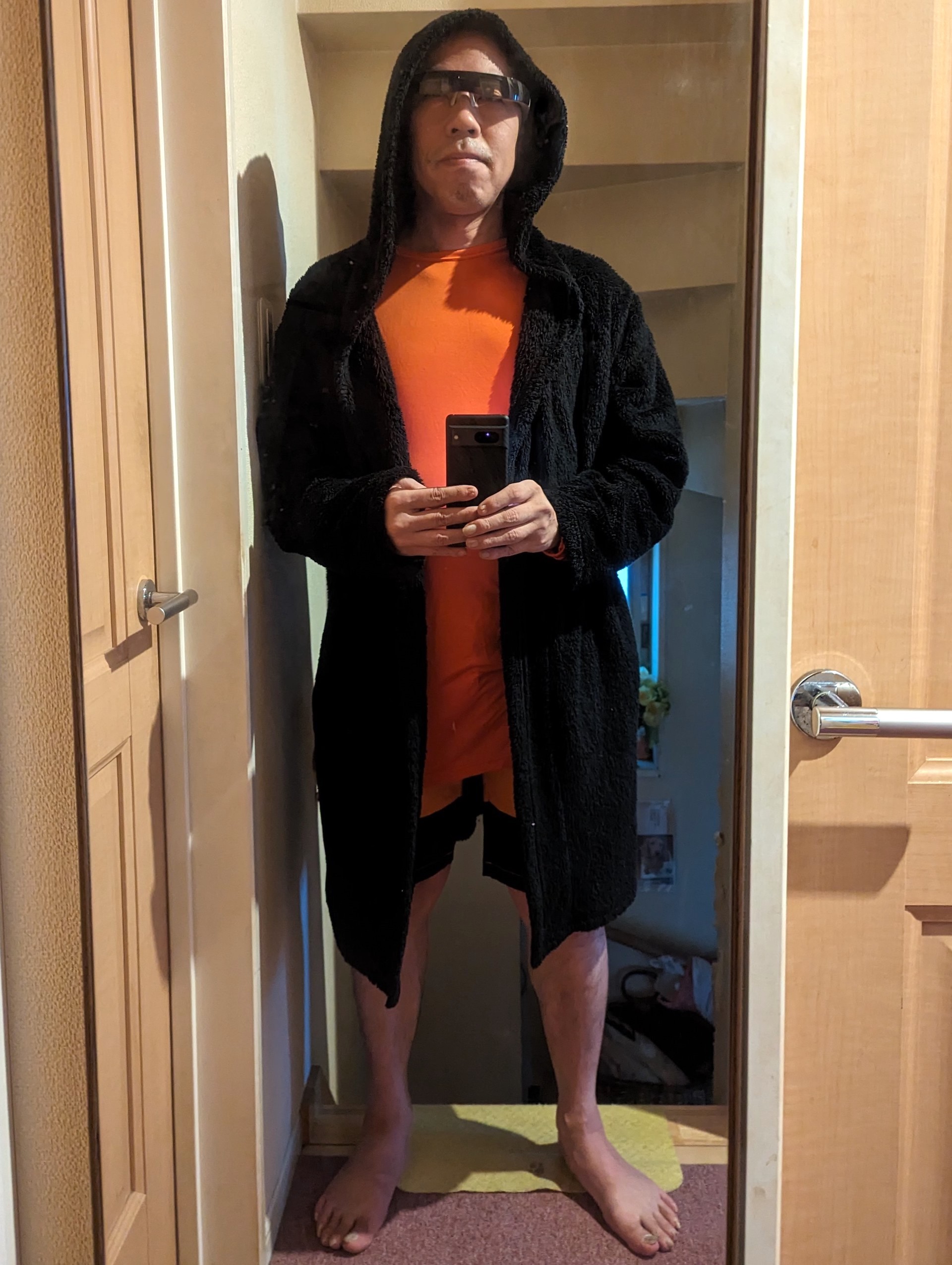 参考までに普段の筆者の自宅の様子。寒さを感じた時はバスローブを羽織っていたが、バスローブだと下半身全体がスカスカである