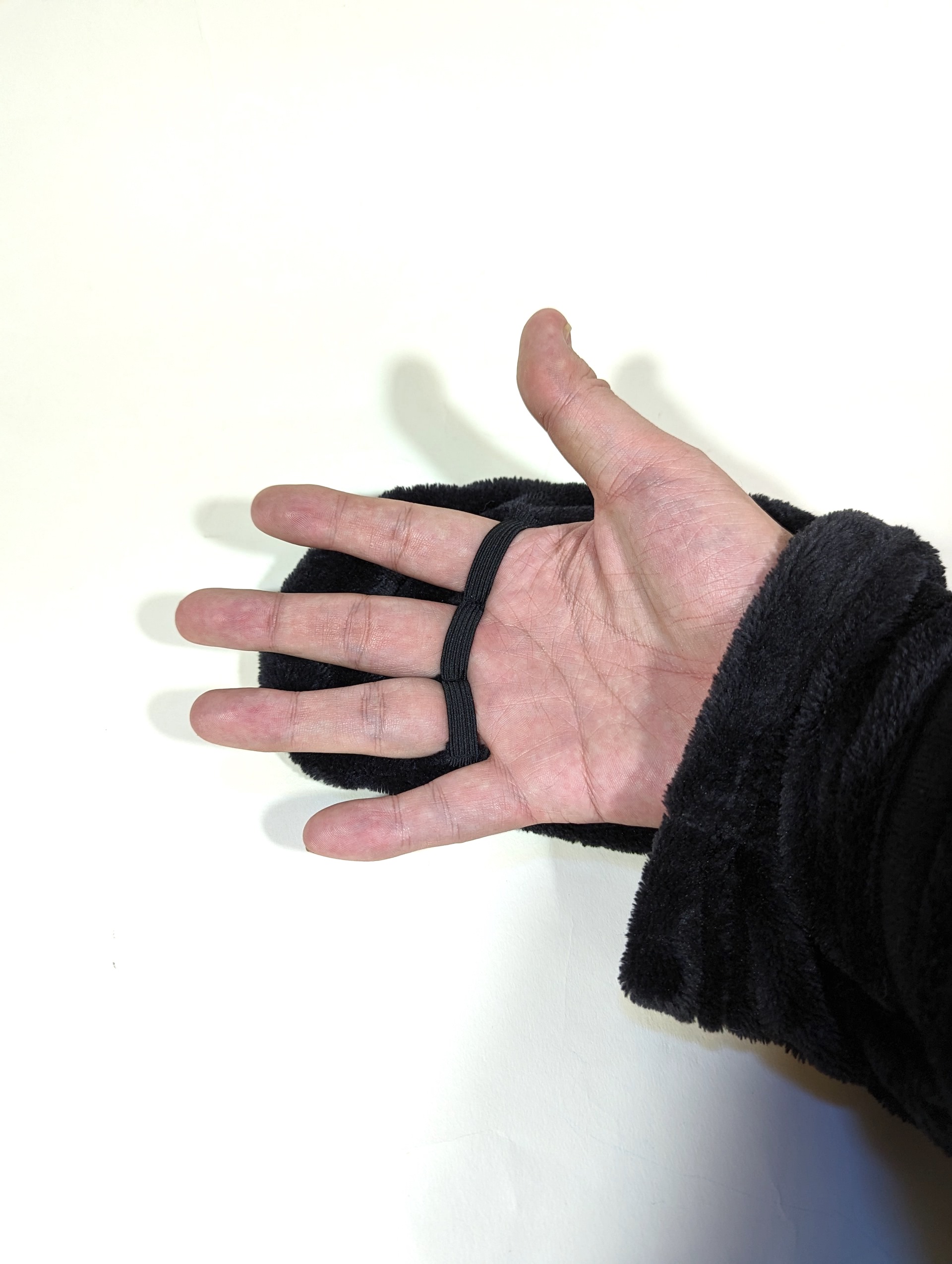 可変ミトンのガントレットモードでは、ミント部に指を固定するゴムが備えられており、3本の指で固定できる