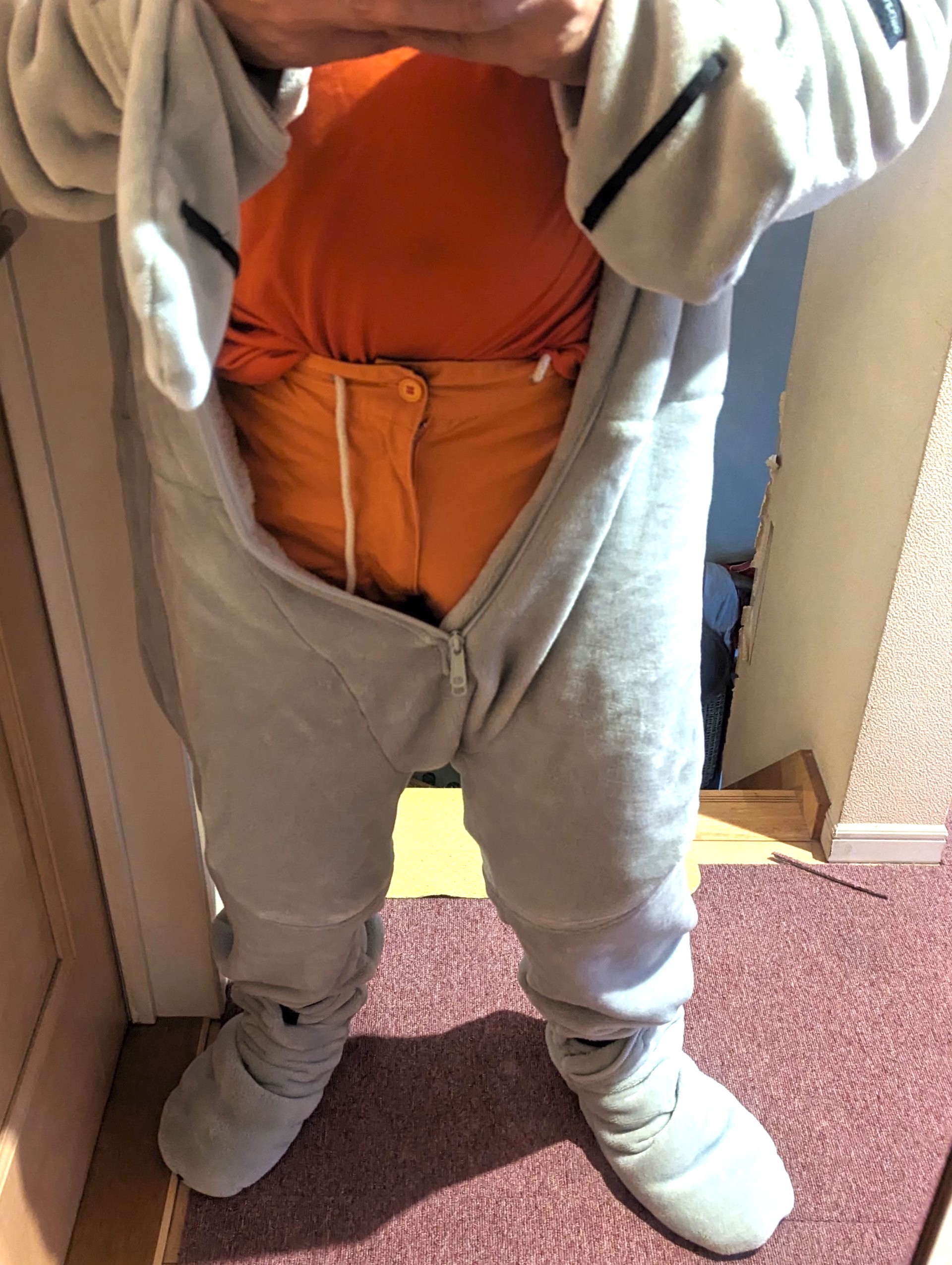 フロントファスナーを全開にするとここまで開くので、「立ち派」の人ならこれでも十分に感じた