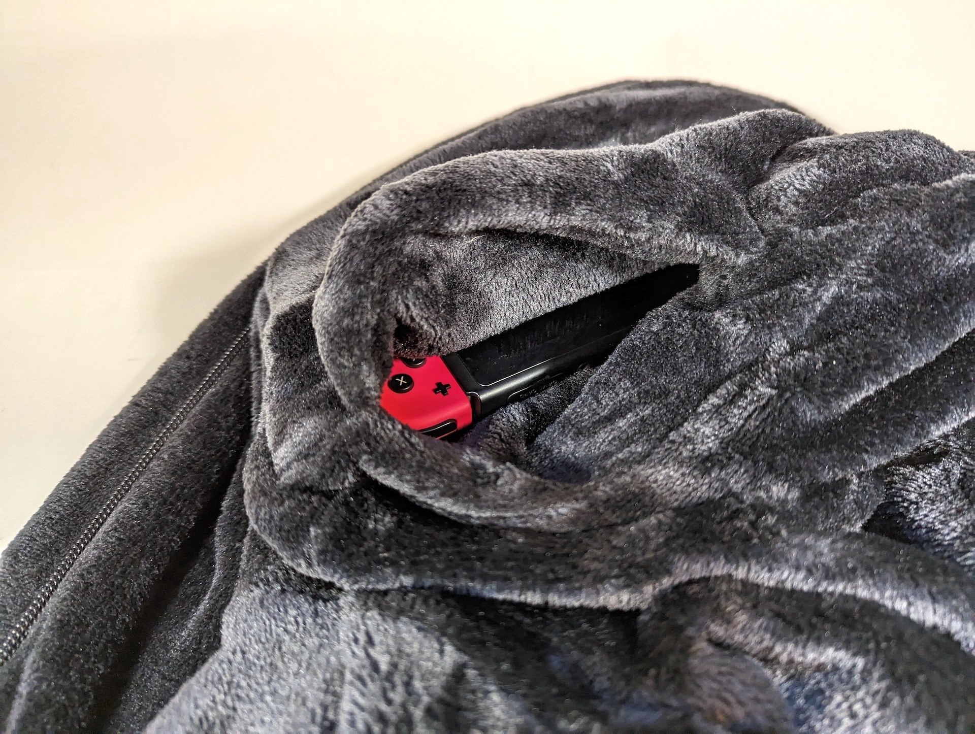 公式情報通り「Nintendo Switch」はポケットにすっぽり収納できる