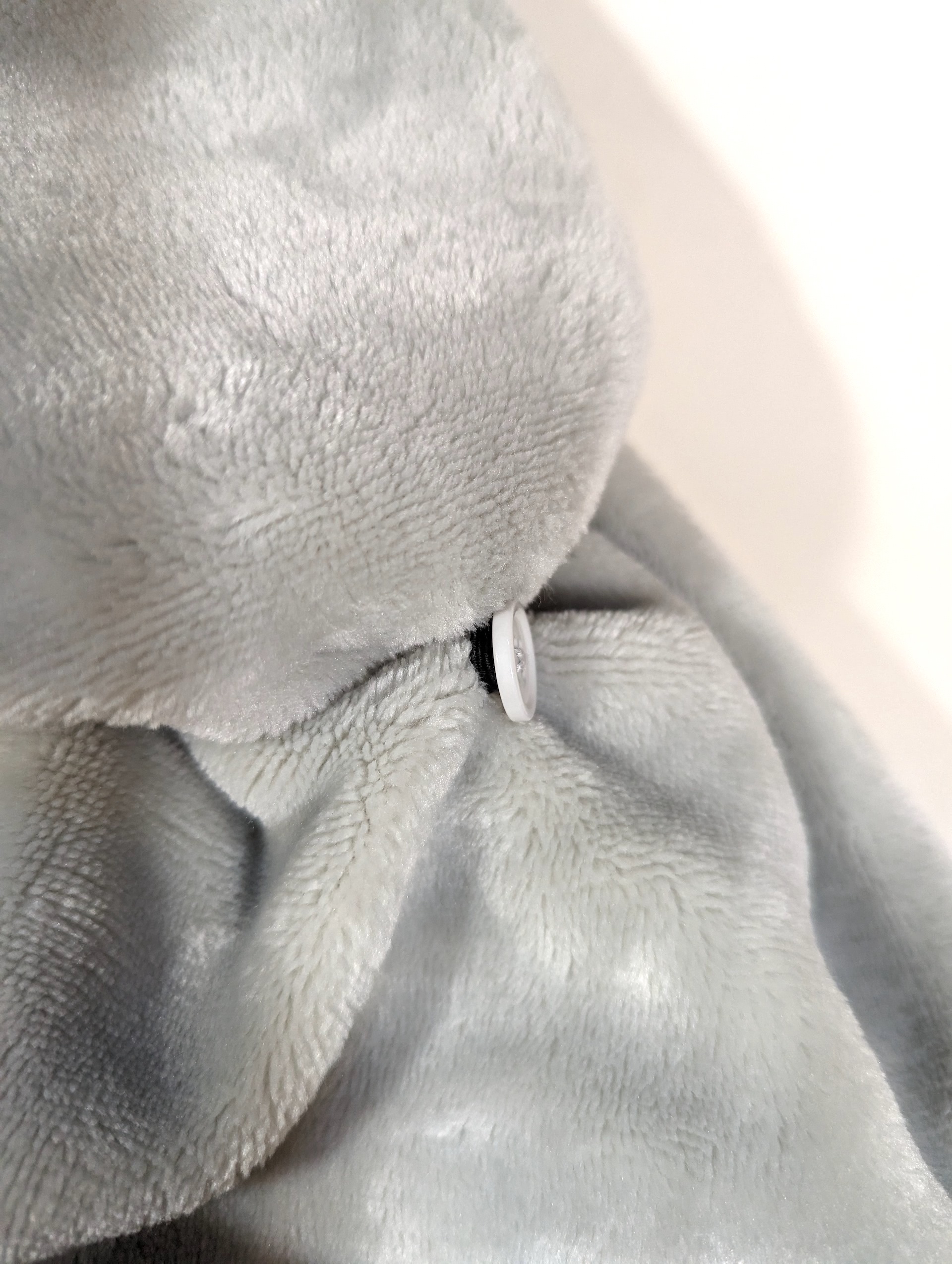 ソックス部を展開したあとは、脛あたりに備えるボタンと先端のゴムを引っかけることでかなりしっかり固定できるのは嬉しいポイント