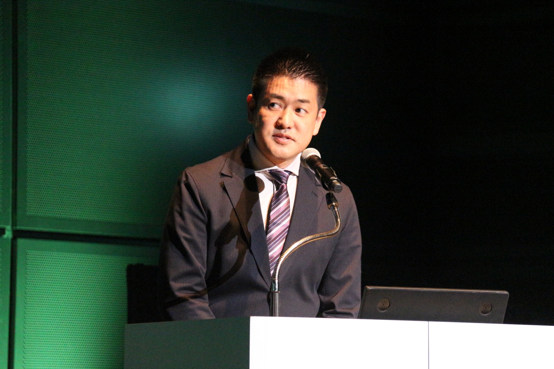 刀シニアパートナー プランニング＆オペレーションおよびジャパンエンターテイメント代表取締役CEOの加藤健史氏。「JUNGLIA」の事業をノウハウ化して展開するなど、今後の事業戦略や将来展望などを語った