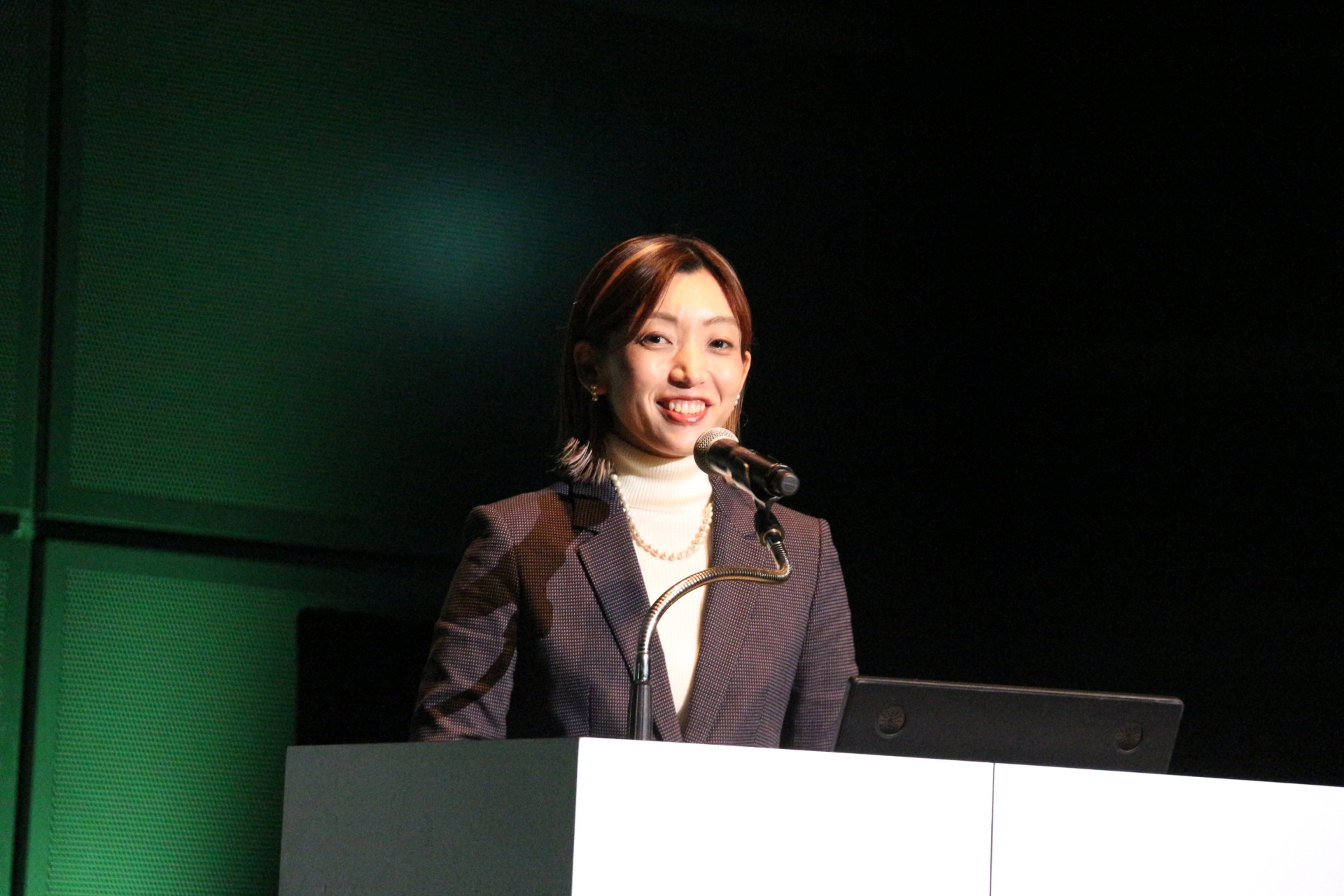 刀エグゼクティブ・ディレクター マーケティングおよびジャパンエンターテイメントCMOの森崎奈穂美氏。「JUNGLIA」の内容について説明した