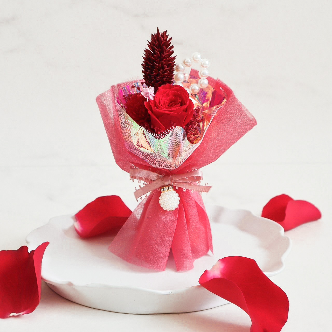 赤いバラのプリザーブドフラワー「プティ・メゾン」。「バラのように美しいものは、そこに在るだけで視線を惹きつけてしまいます」