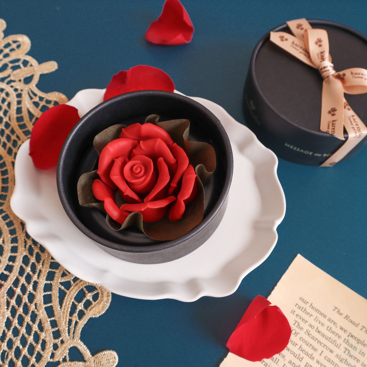 赤いバラのチョコレート「プレミアム ペタル・レッド」。「純美の祝福を！」