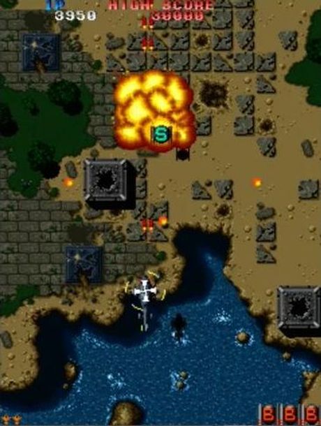 当時のシューティングゲームの定番システム。「アイテムキャリア―」を倒すとアイテムが出現し、写真の「S」マークを取るとショットが1段階ずつパワーアップする