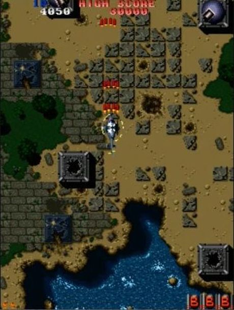 当時のシューティングゲームの定番システム。「アイテムキャリア―」を倒すとアイテムが出現し、写真の「S」マークを取るとショットが1段階ずつパワーアップする