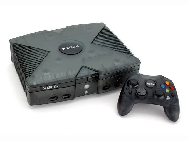 Xbox初代の本体とコントローラー。日本で流通されたものは米国で販売されているものよりコントローラーの大きさが小さめ（2枚目の画像左が北米版、右が日本版）になっている。筆者が初めてこのコントローラーを触ったのは中学生の頃で、同世代の友人より体格や手は大きかったが、そんな自分でも大きいと感じた