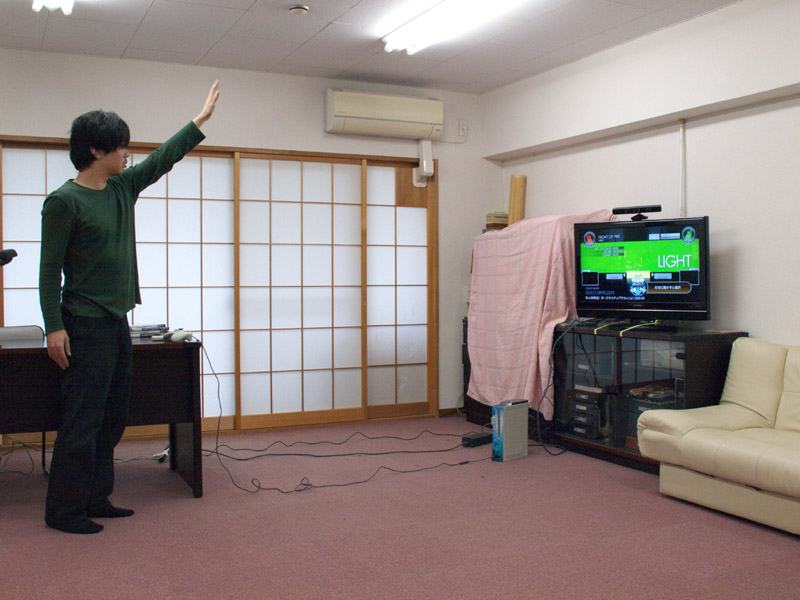 「ダンエボ」の選曲、難易度選択画面。手を左や右に動かすことで楽曲や譜面難易度を選んで、手を上に挙げることで決定するという身体の動きでコントローラーの操作のようなことができるのだ