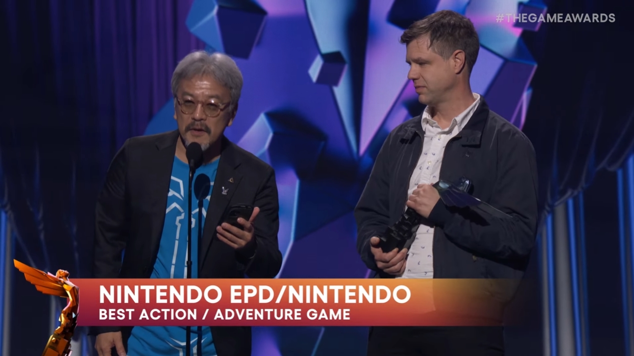 会場に登壇しコメントを述べる青沼英二氏