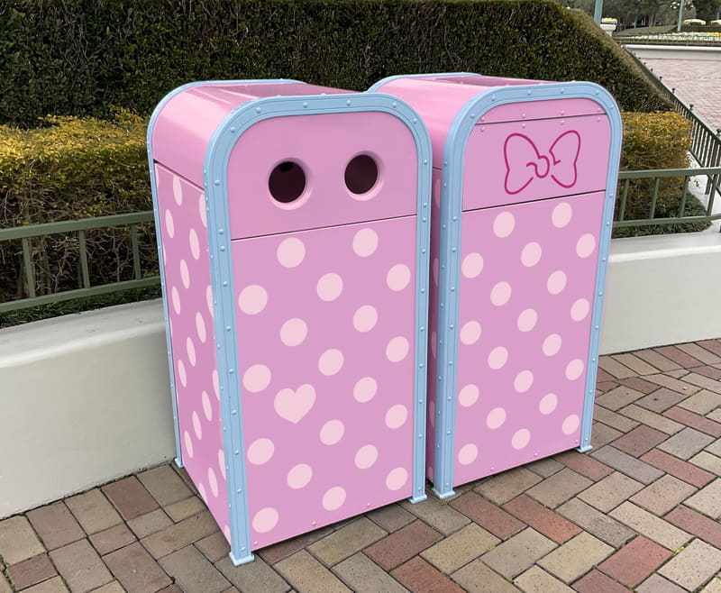 ピンク色に様変わりするベンチ（画像上）やトラッシュカン（ゴミ箱）