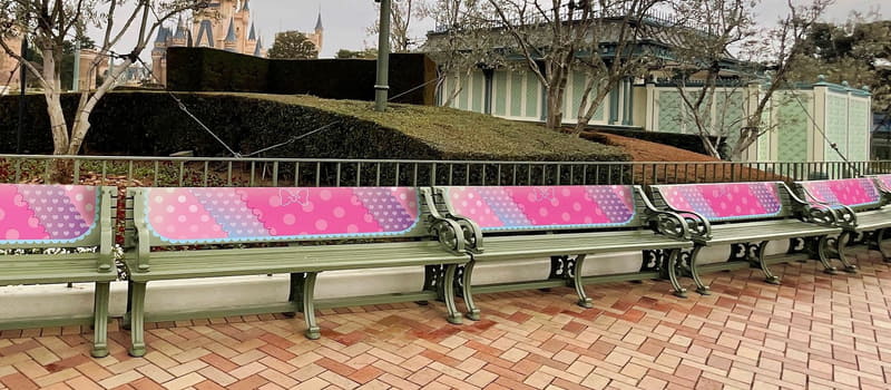 ピンク色に様変わりするベンチ（画像上）やトラッシュカン（ゴミ箱）