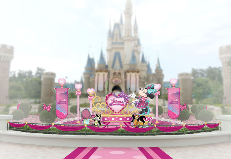 シンデレラ城前でミニーがお出迎え