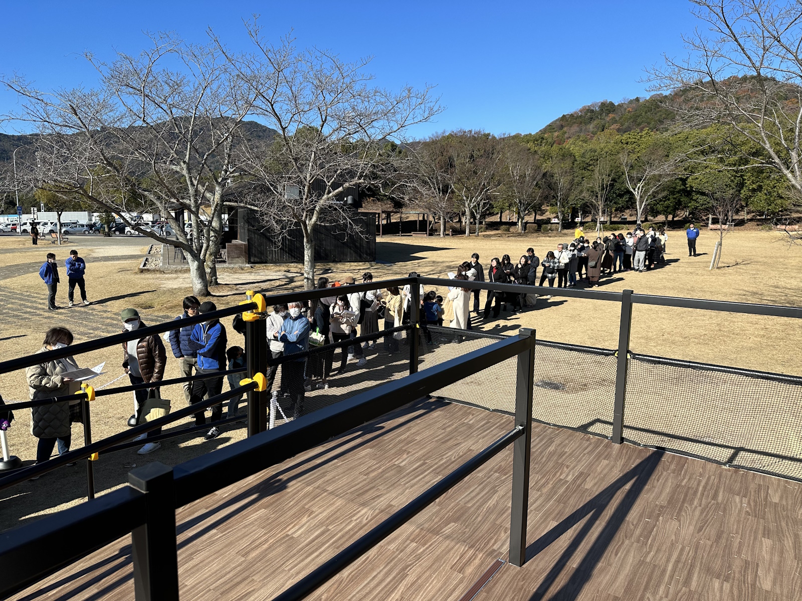 オープン初日は平日にもかかわらず、多くの方が並んでいた