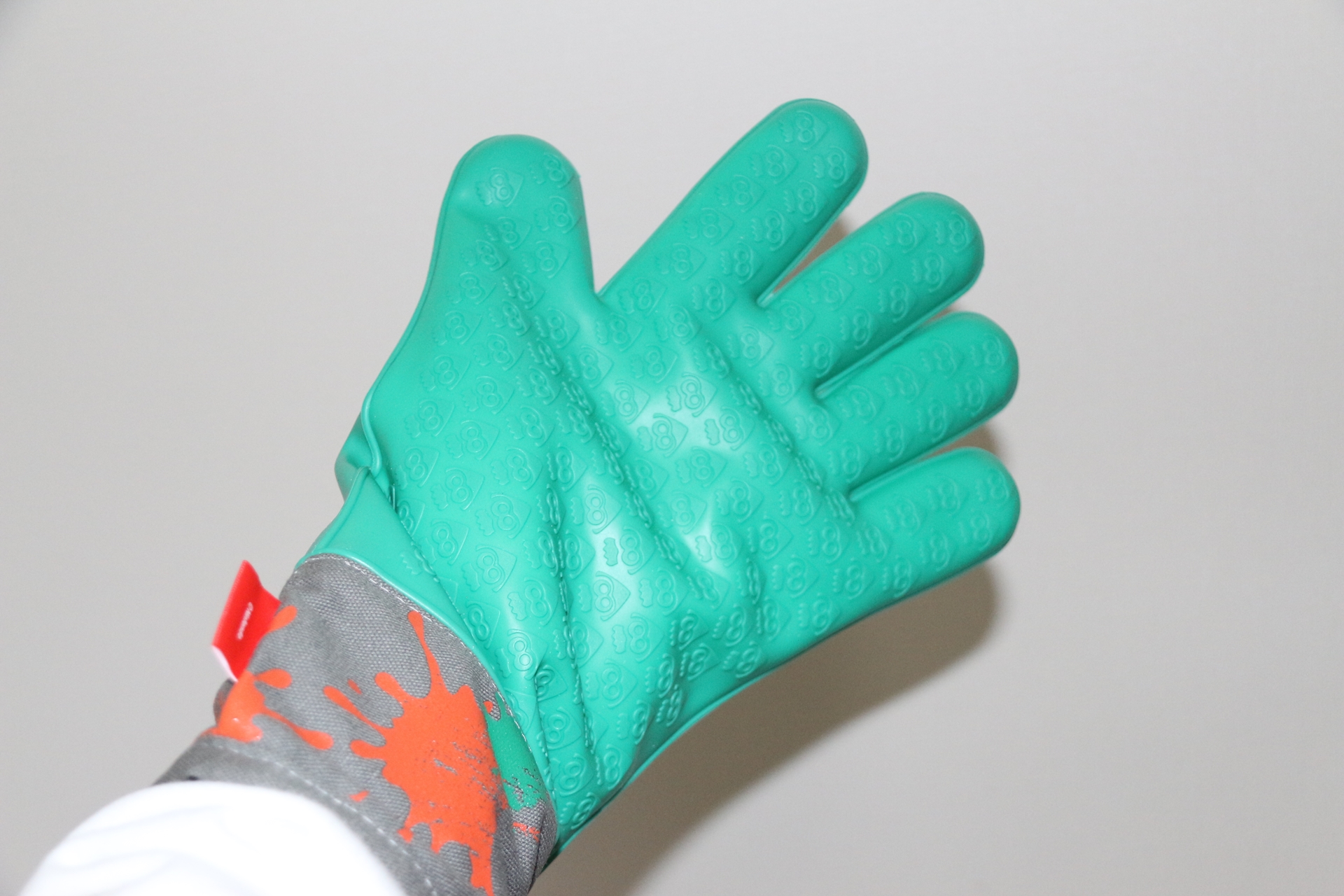 鍋つかみとしてはもちろん実用性がある。が、バイトの制服だと考えるとつらいものを感じる