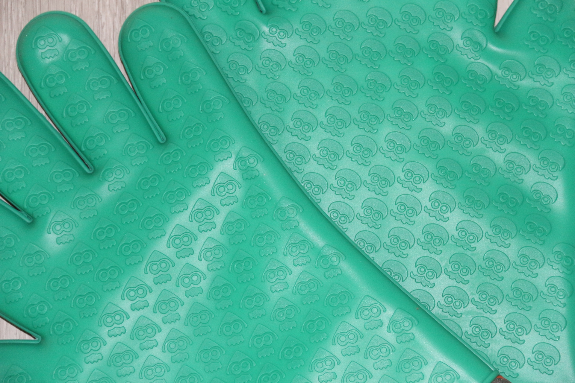 手のひらの滑り止め加工をよく見ると、イカとタコになっている。これがとてもかわいい