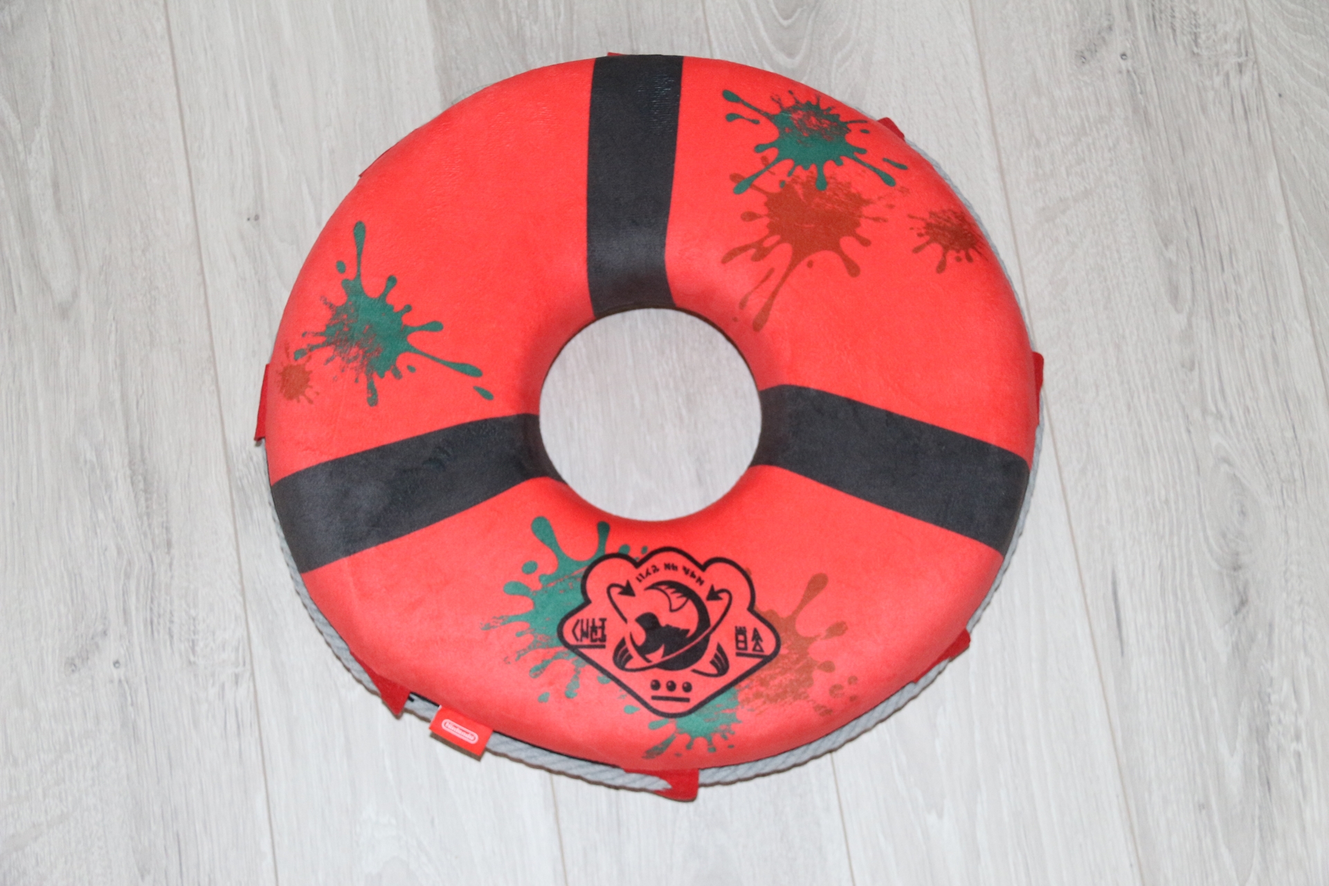 紐もあり、装飾的にもよくできているクッション