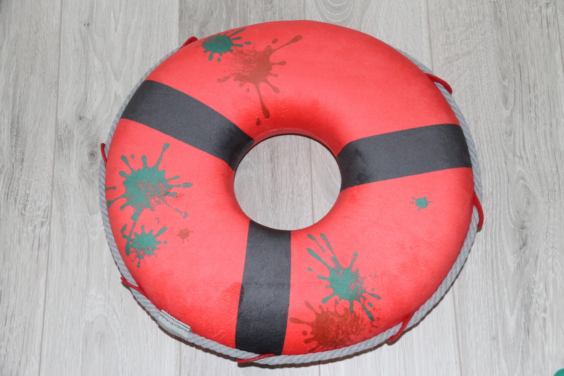 紐もあり、装飾的にもよくできているクッション