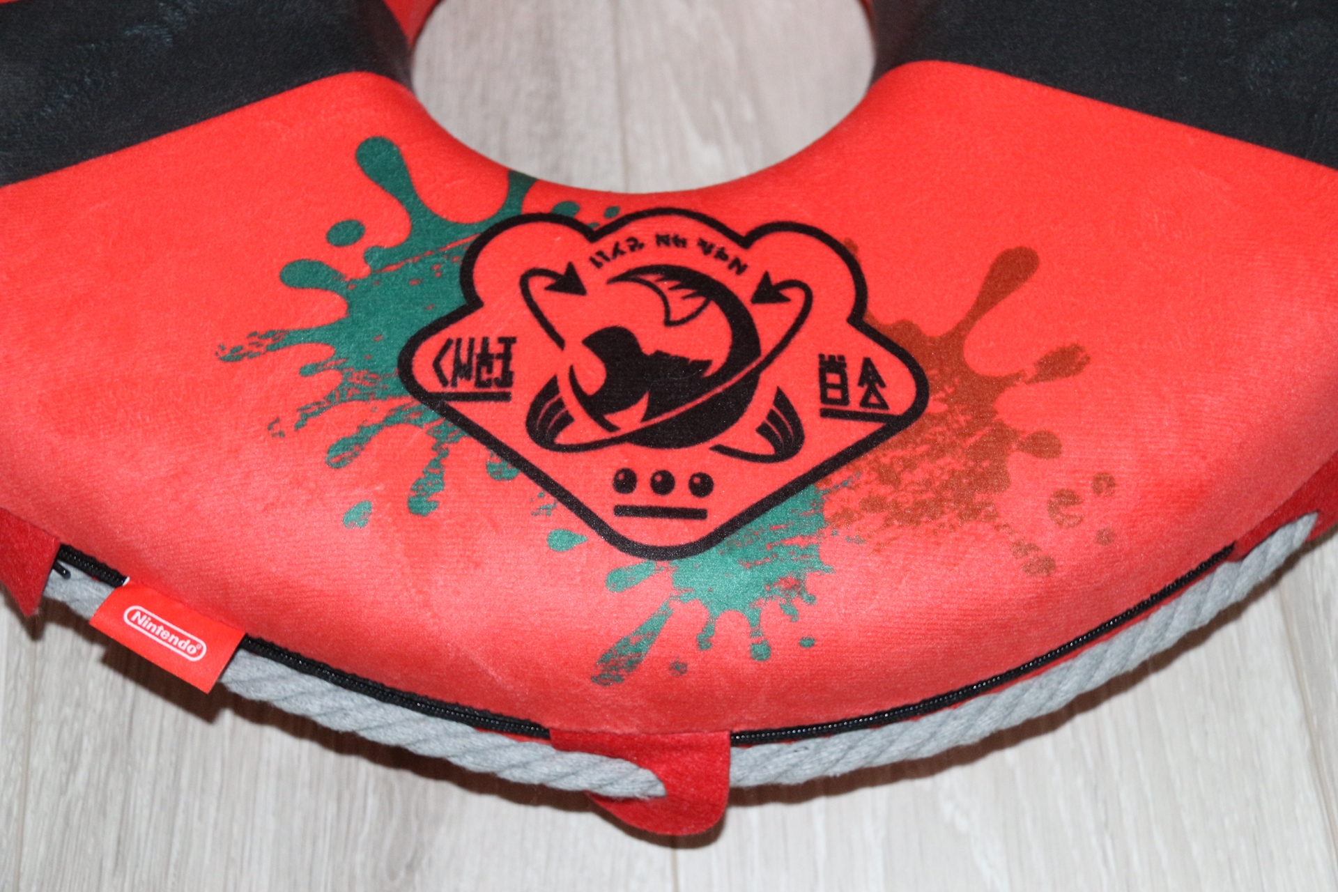 紐もあり、装飾的にもよくできているクッション