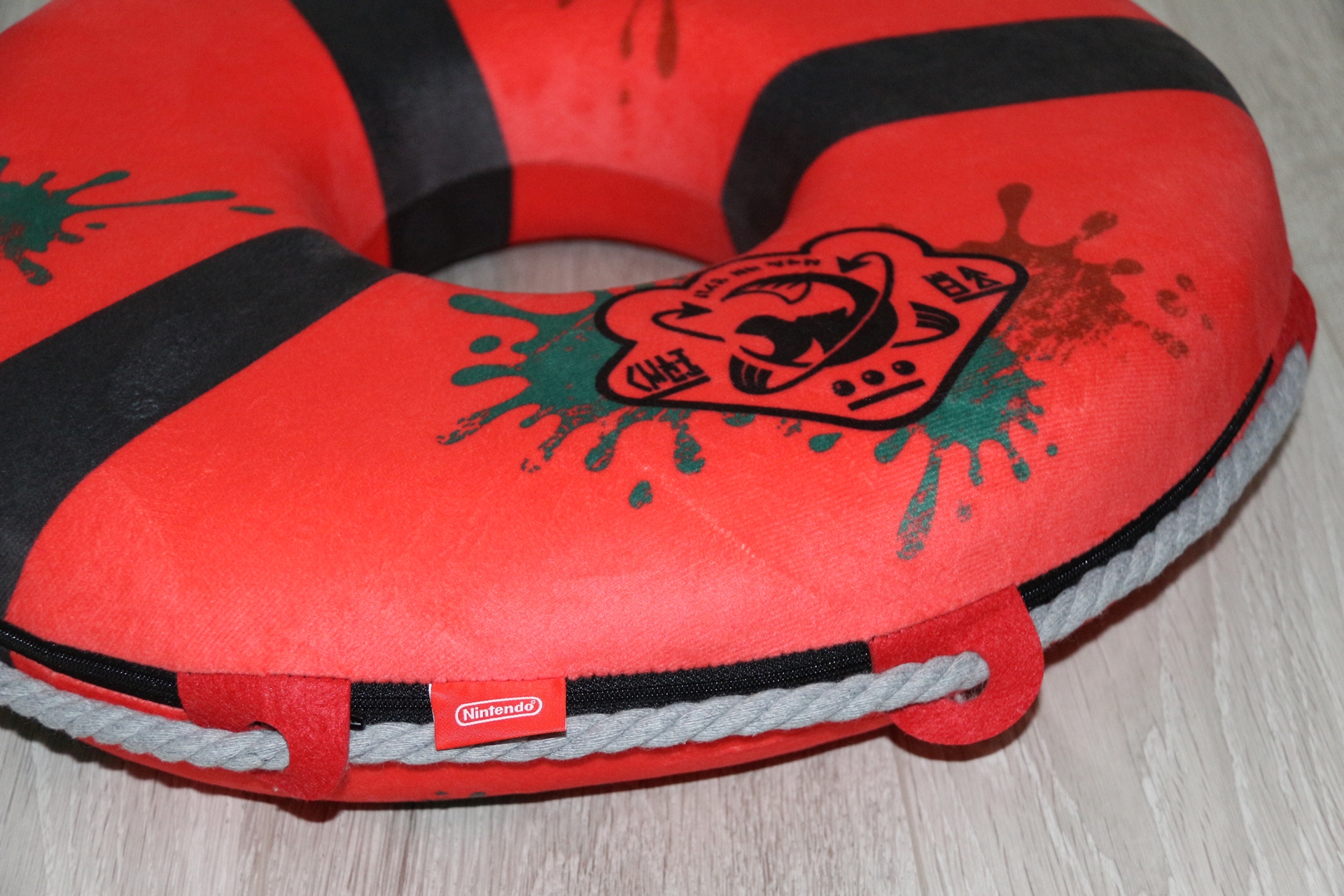 紐もあり、装飾的にもよくできているクッション