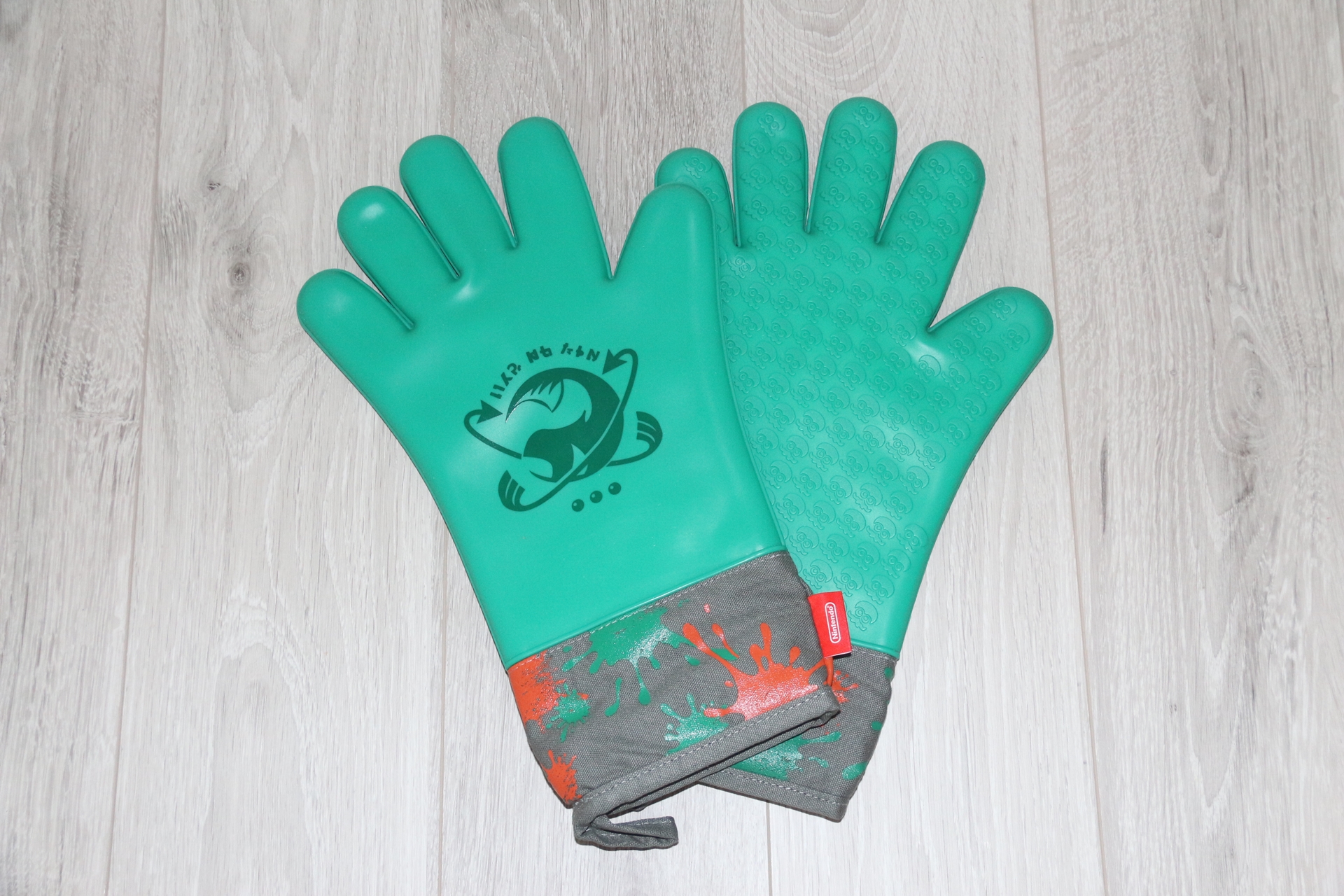 鍋つかみとしてはもちろん実用性がある。が、バイトの制服だと考えるとつらいものを感じる