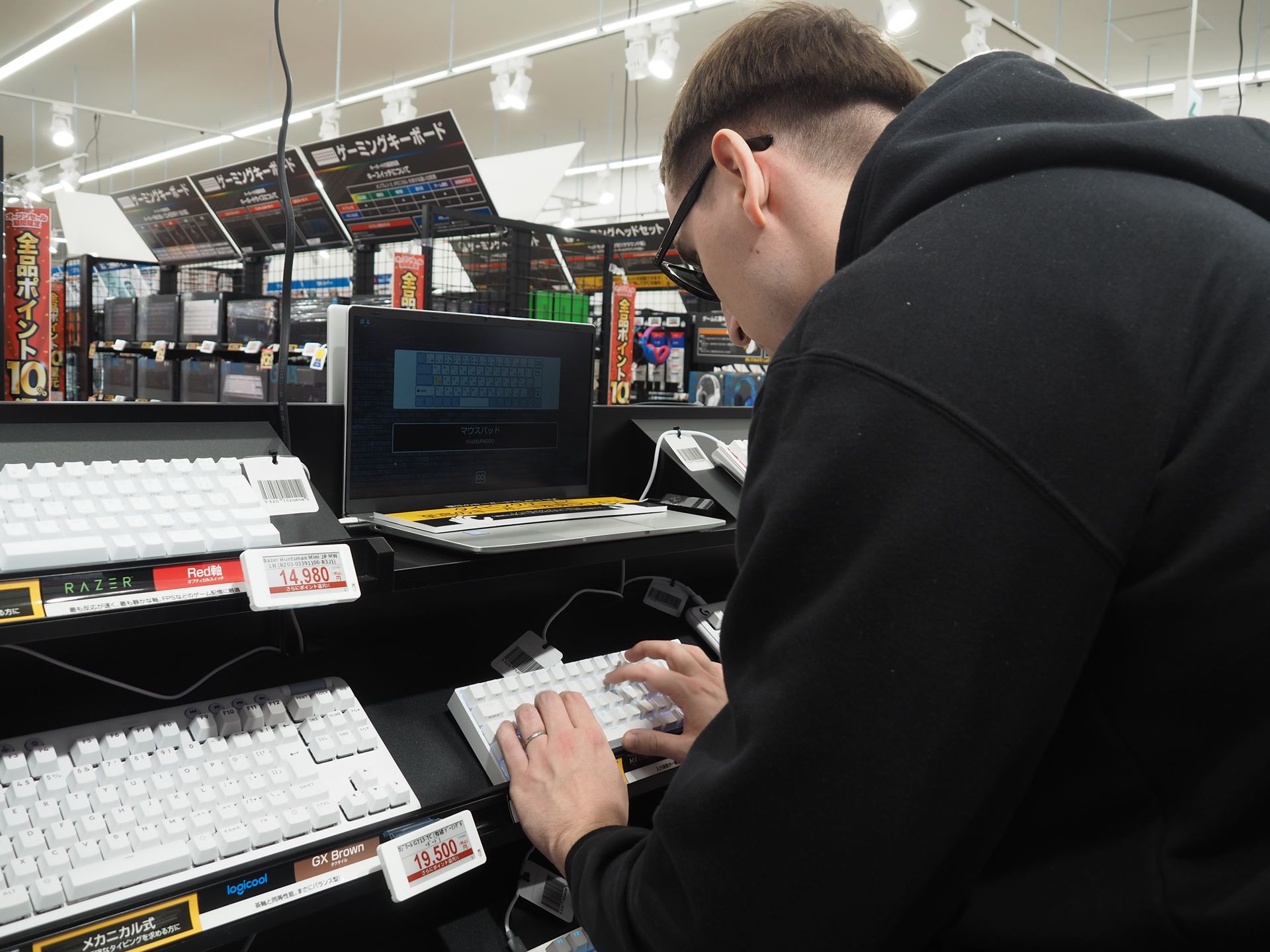 気になったキーボードを実際に試してみるサワさん