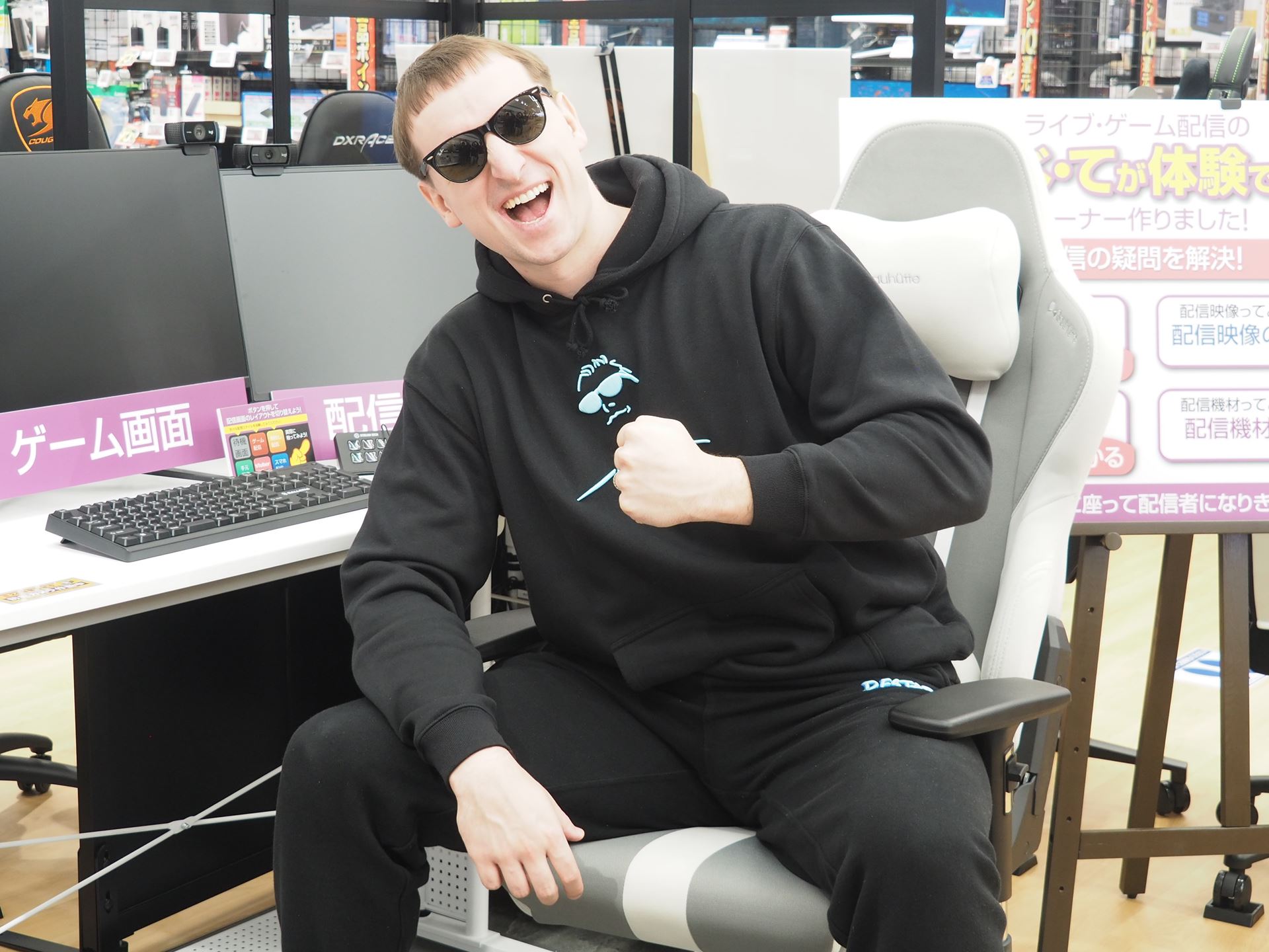 動画配信コーナーでポーズを決めるサワさん