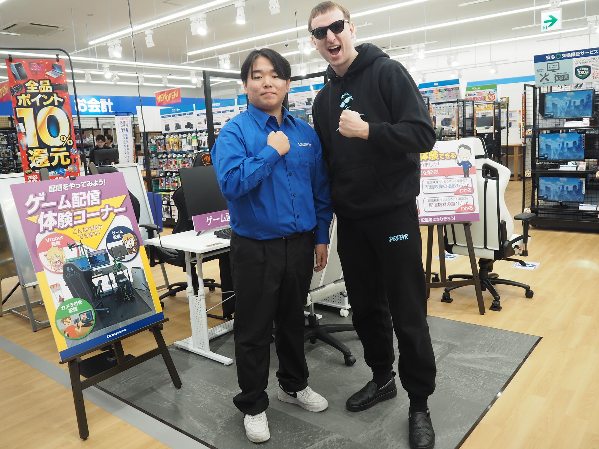 店長とサワさんのツーショット。サワさんの背の高さがよく分かる