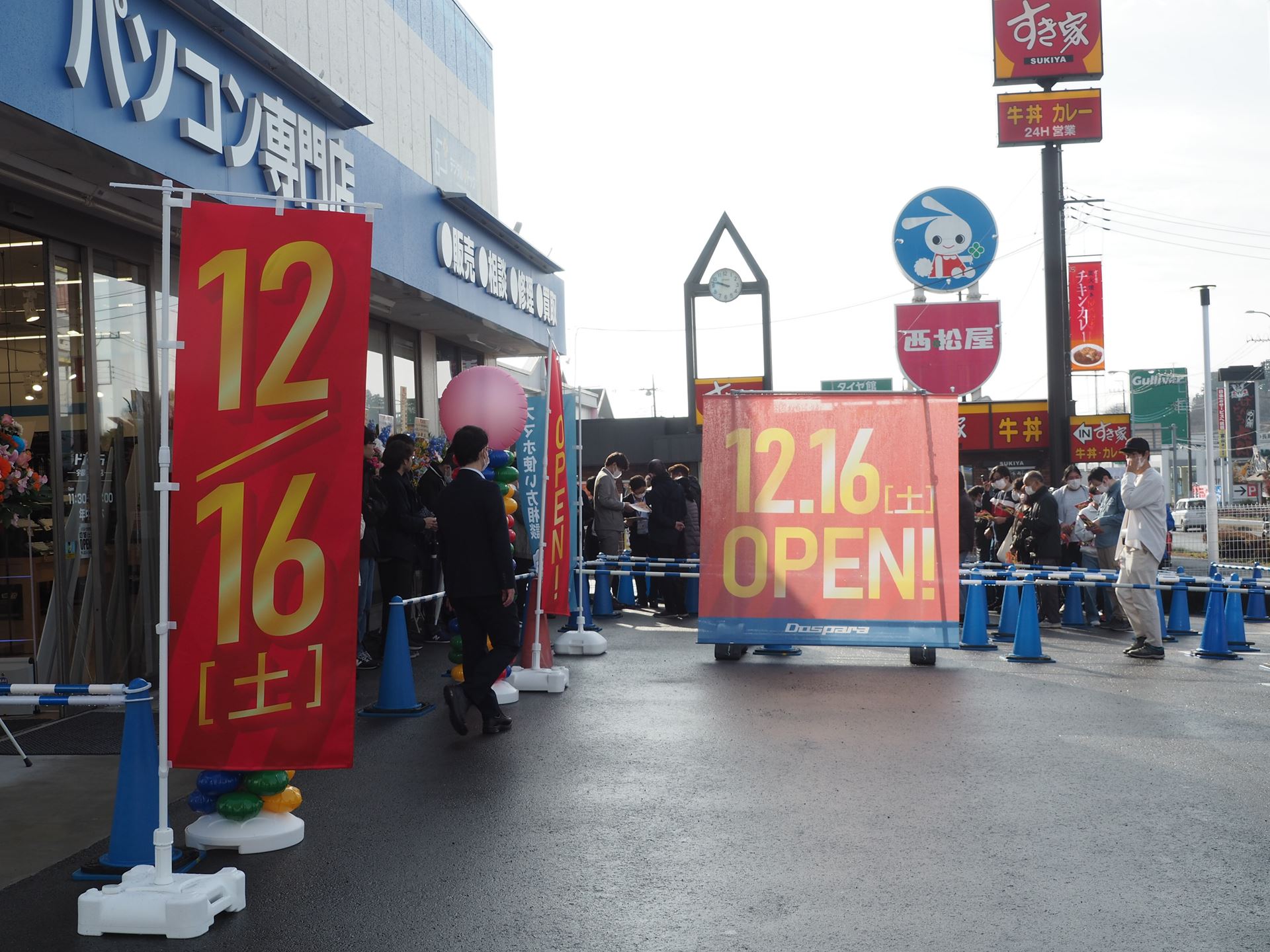 9時50分頃の店頭の様子。雨もすっかり上がり、60名近くが並んでいた