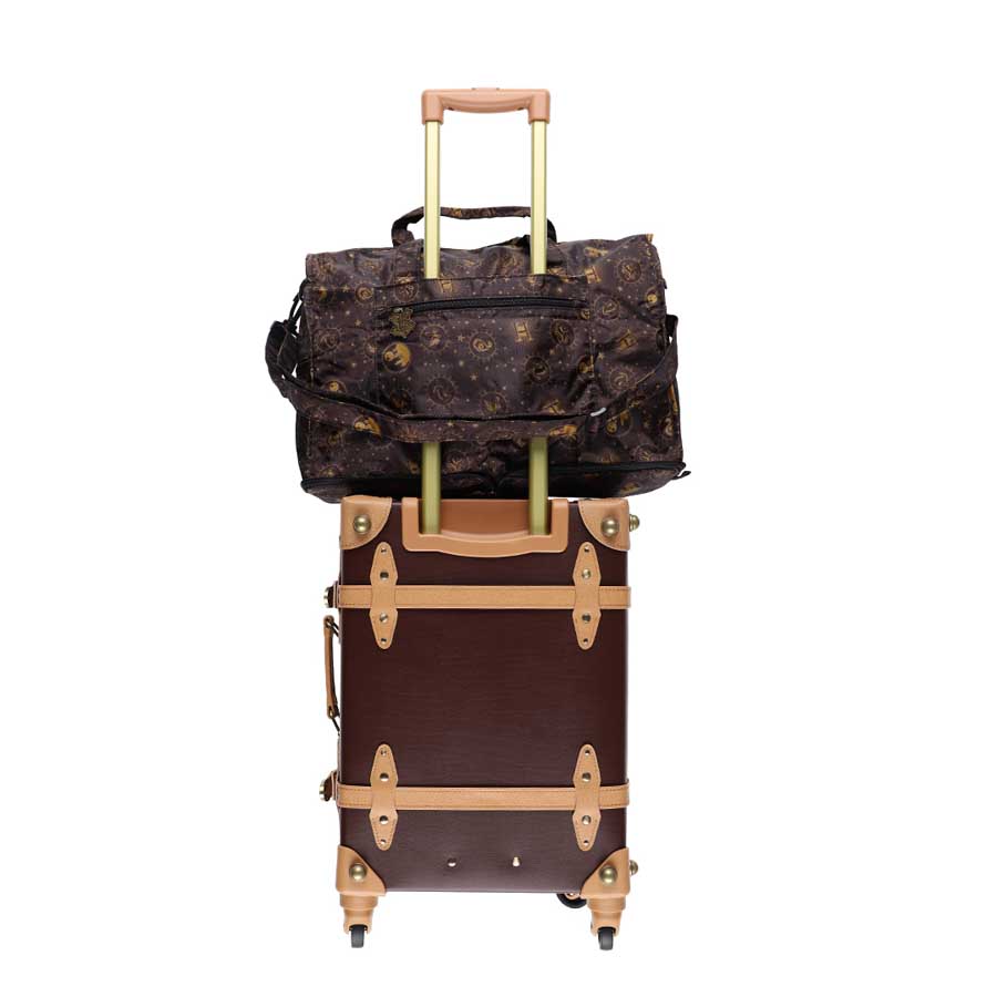 イメージ。キャリーケースの持ち手に通して、キャリーオンバッグとして使用可能