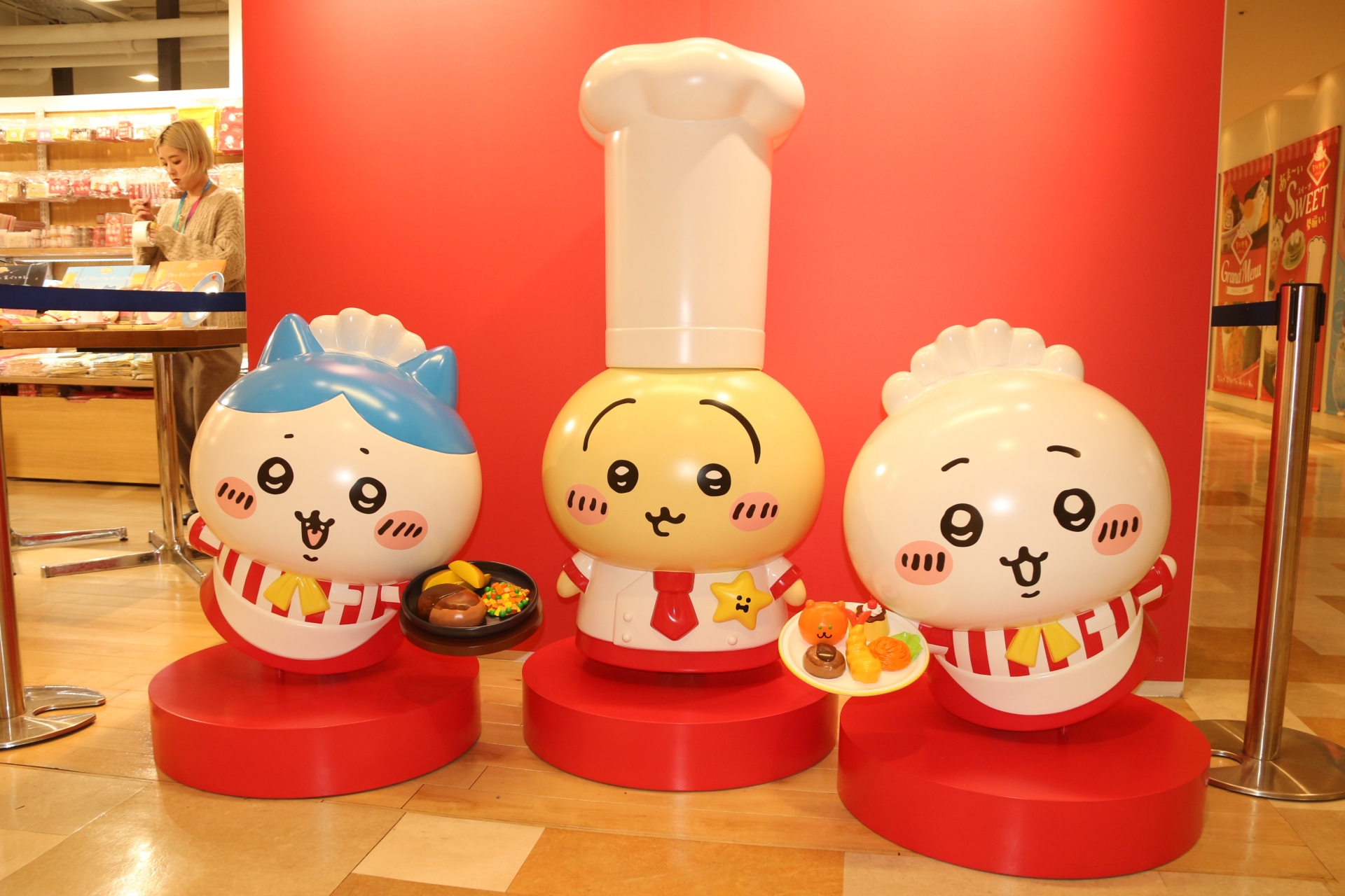 オリジナルメニューが楽しめるほか、グッズショップではちいかわたちがお出迎え