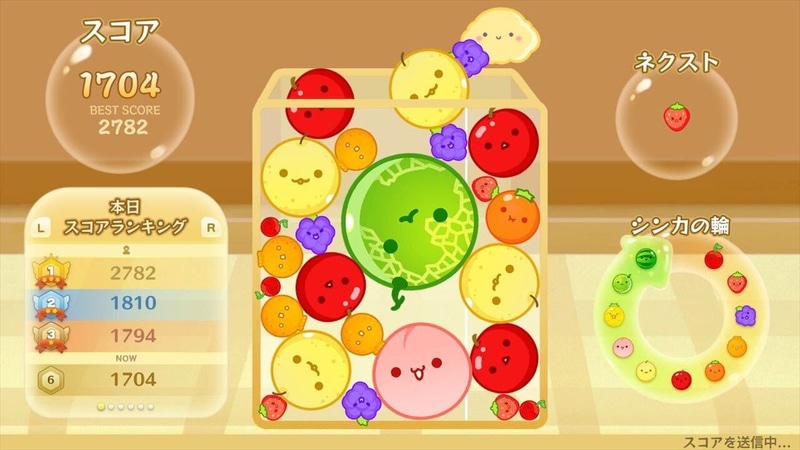 箱から果物が溢れてしまうとゲームオーバーとなる。シンプルなゲームだが、スコアを伸ばすためには配置や進化させる順序などを色々と考える必要がある