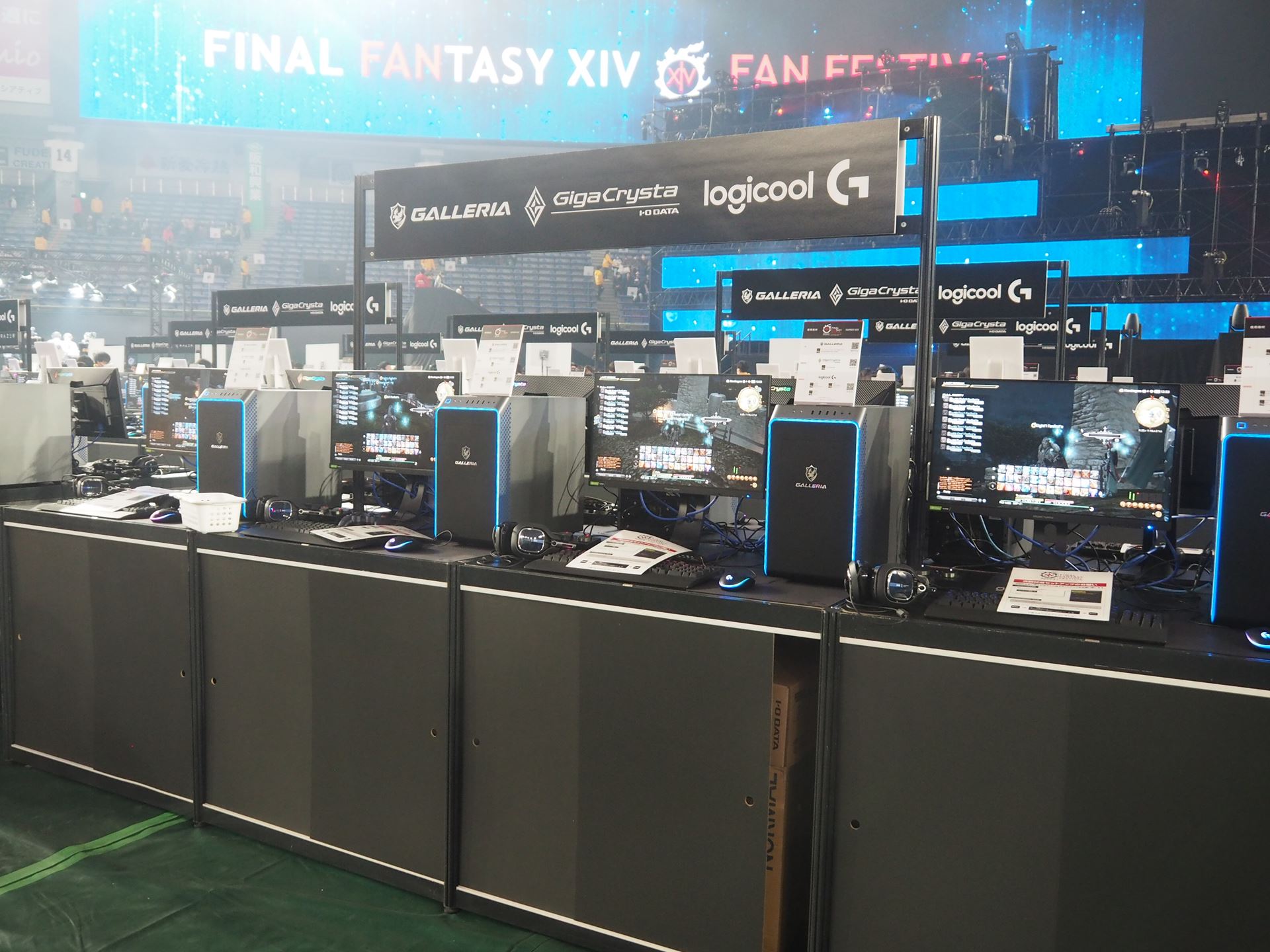 周辺機器の組合せは何種類かあり、こちらはロジクールのゲーミングデバイスが組み合わされている