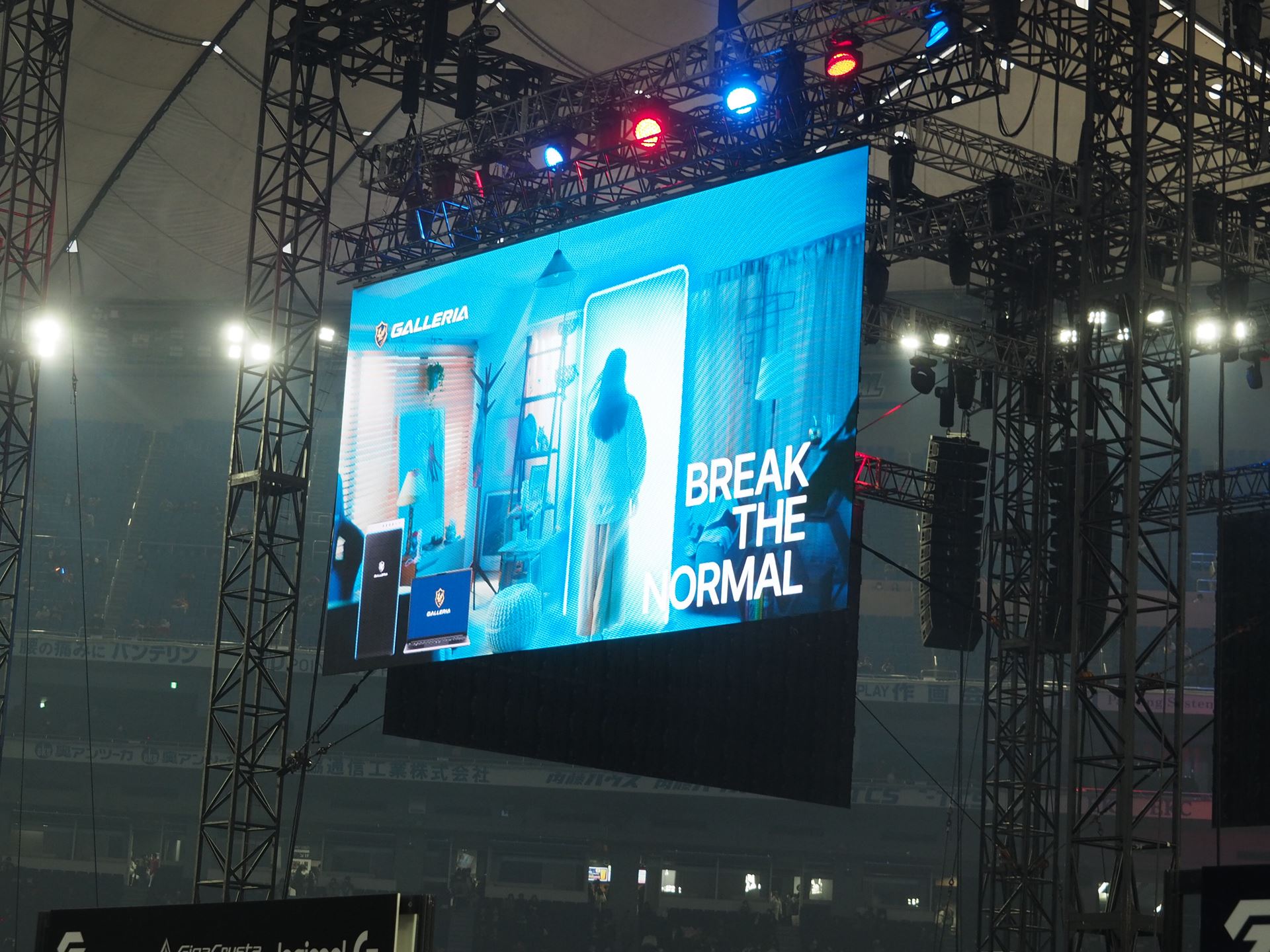 メインステージを囲むように吊されている4枚の大型スクリーンにも「GALLERIA」のPVが投影されていた