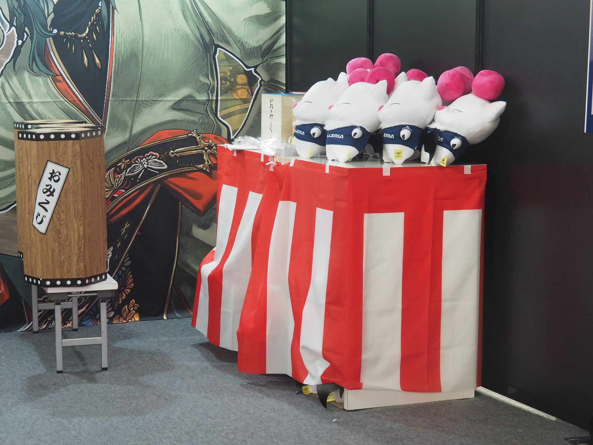 まず箱の色を決めるくじを引いて、さらにその色の箱からおみくじを引いて大吉なら右のGALLERIAオリジナルモーグリぬいぐるみがもらえる