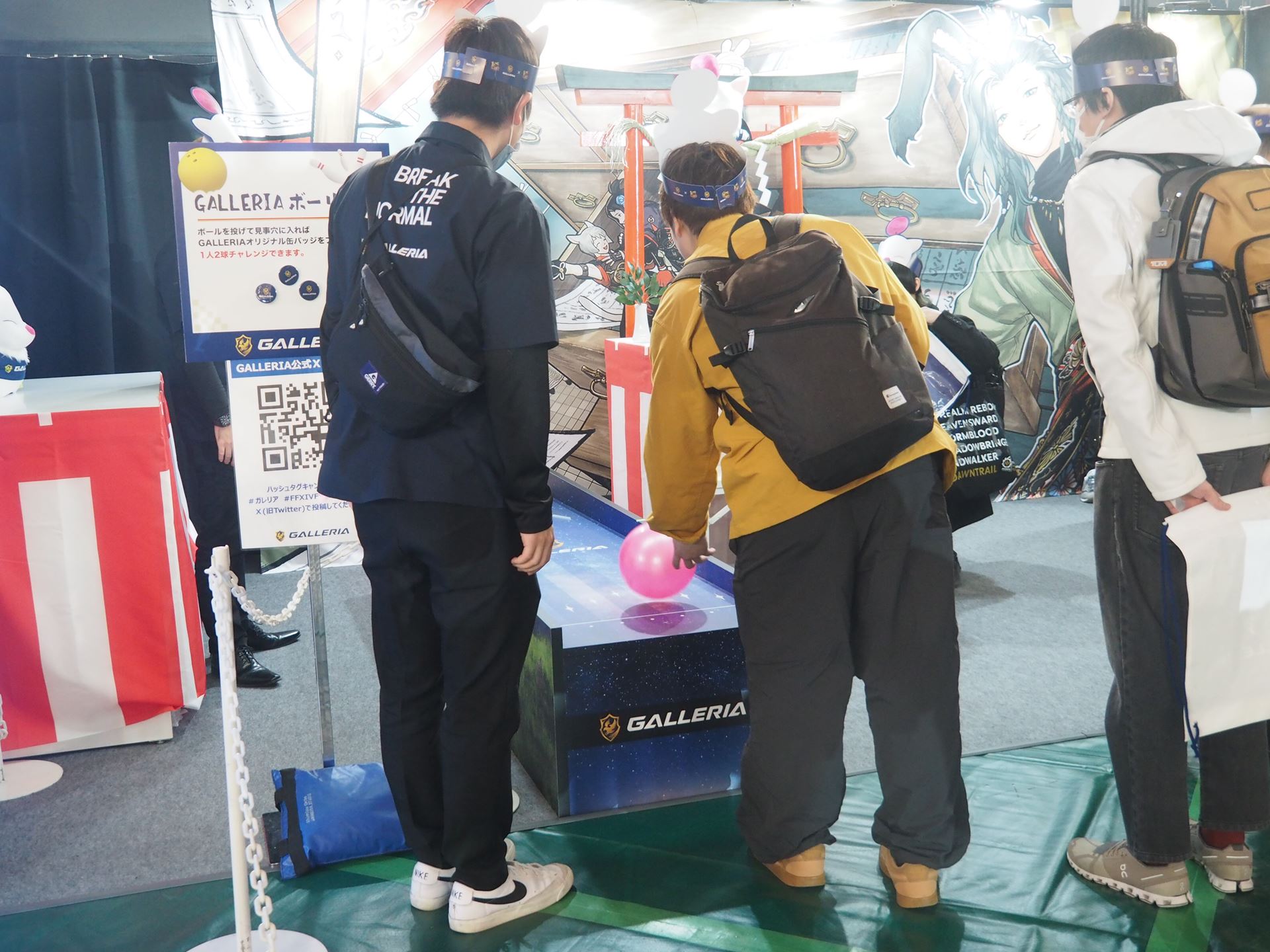 こちらはGALLERIAボーリングに挑戦する来場者