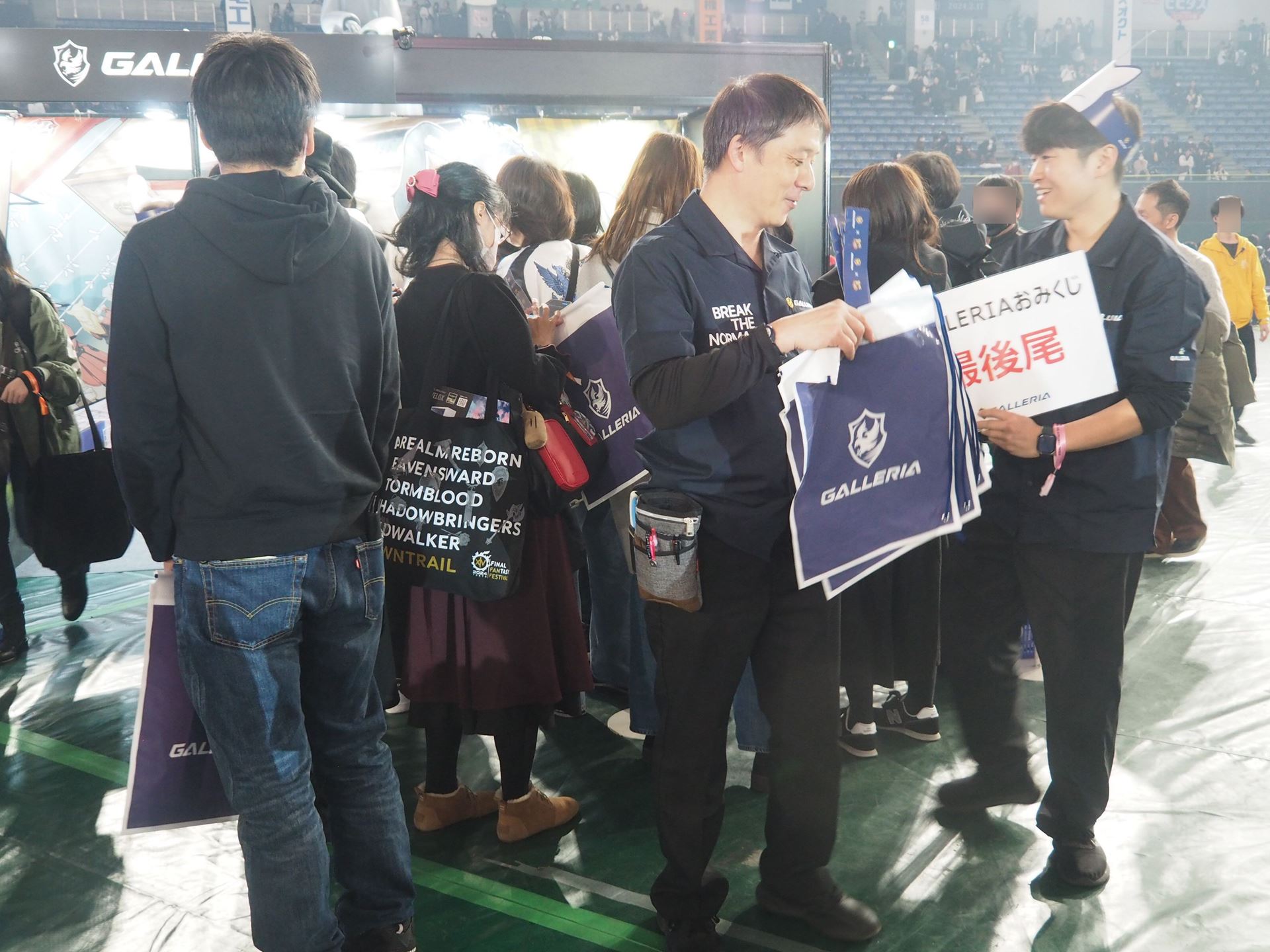 ブースエリアがオープンしてから20分足らずでこの行列に