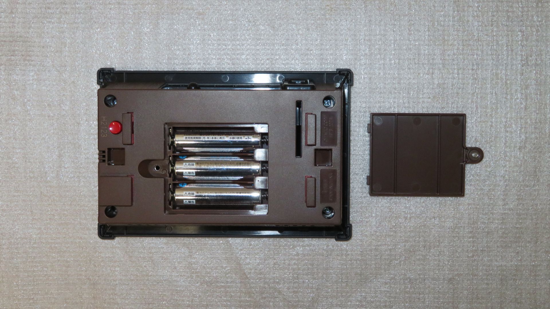 電池蓋を外し、単3乾電池3本をセットしたら……