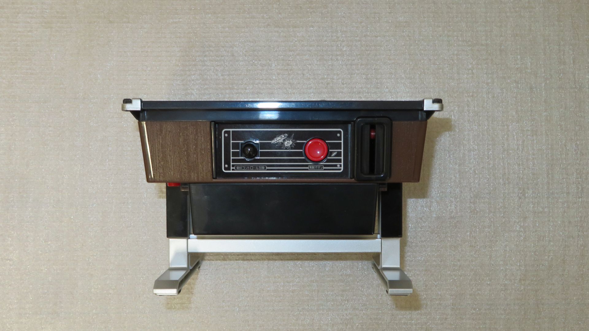 電池蓋を元に戻して「脚パーツ」を接続すれば貯金箱が完成！