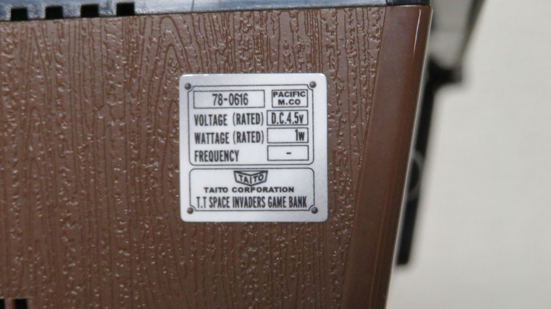 テーブル筐体に貼られていた、旧タイトーのロゴや定格電圧などが書かれた銘板も再現するこだわりぶりだ