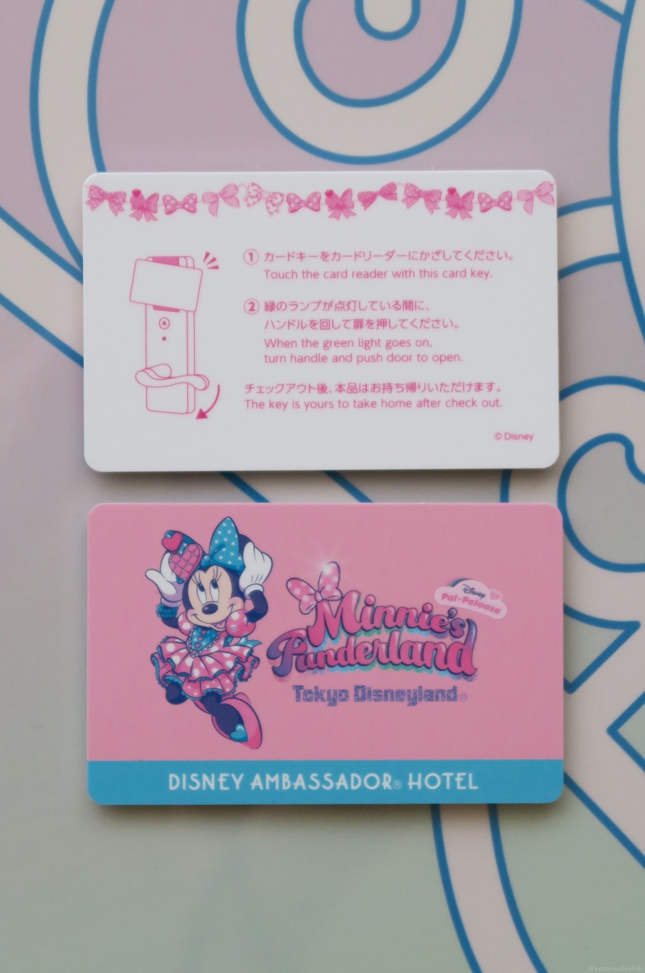 ミニーのイラストが描かれた専用デザインのルームキー